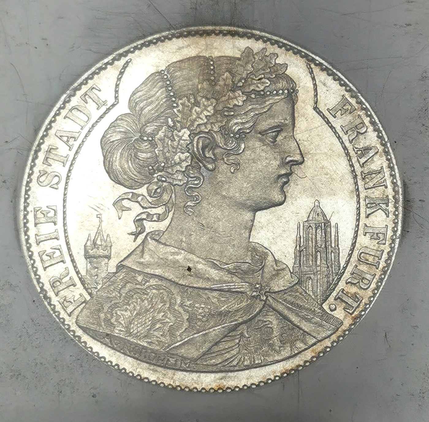 凡希社世界钱币微拍第二百六十期 荐！1858法兰克福绳圈版少女泰勒NGC-MS64 稀有的绳圈版，仅发行两年铸量12,000枚，书价是普通无绳圈版的四倍，实物有强烈的PL类镜面效果！