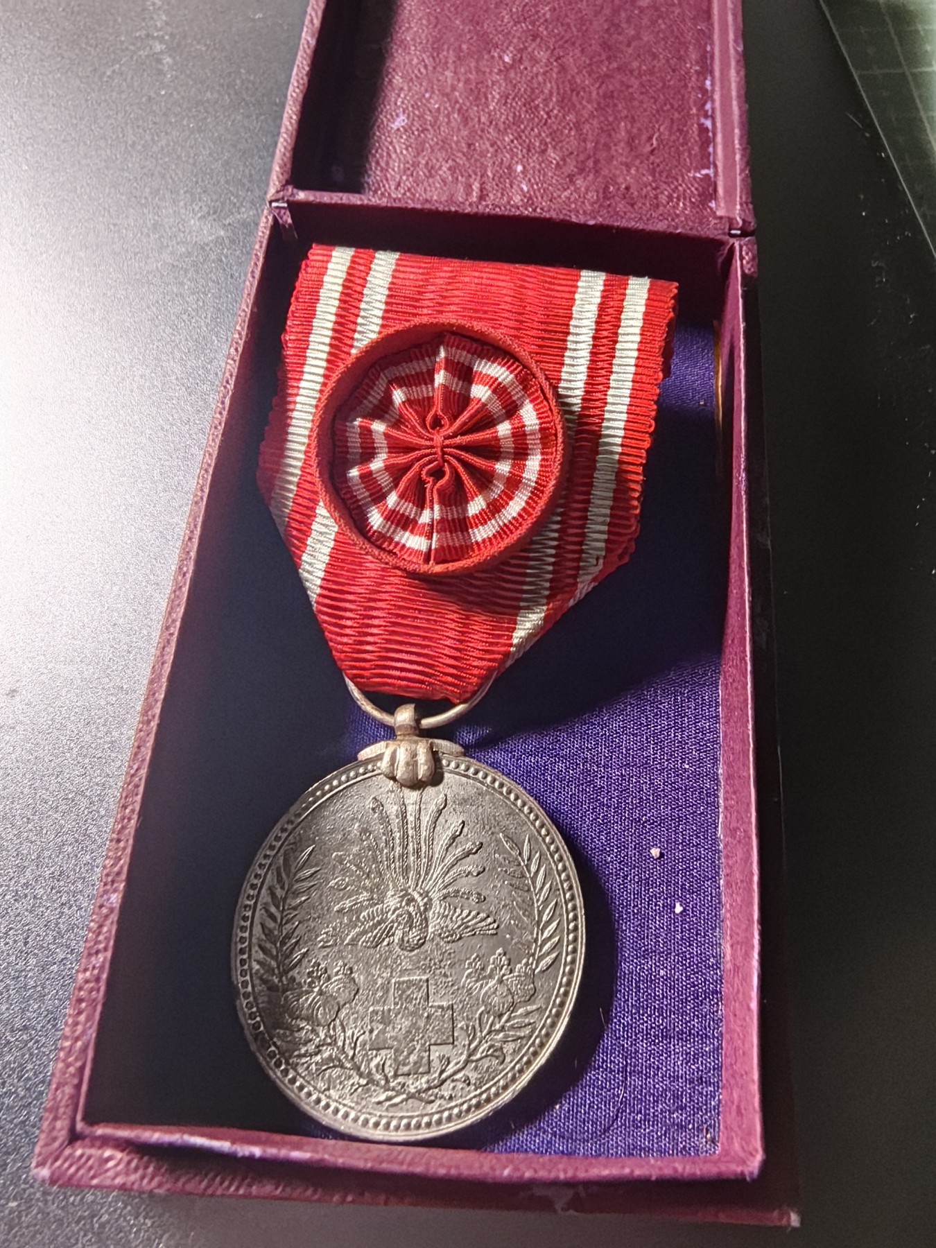 小杏高端人物章证专场 镍制赤十字特别社员章