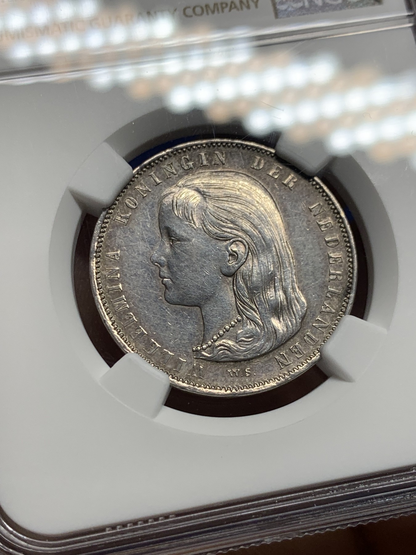 《竞宝斋》第240场-周日，周一 年终尾场 (全场包邮) NGC-AUD 荷兰 1892 威廉敏娜1盾银币 小萝莉 热门品种