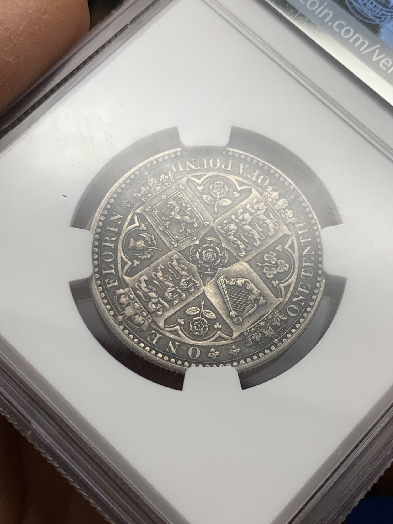 《竞宝斋》第240场-周日，周一 年终尾场 (全场包邮) NGC-AU55 英国1849年维多利亚无神弗洛林银币 英国第一枚弗洛林 第一枚没有D.G(君权神授) 正面是威廉怀恩作品 背面有代表英格兰、苏格兰、威尔士的三花 名誉品种 打制精美 五官皇冠服饰都清晰可见 特有的英系黑彩 钱币背后的故事丰富 只发行一年稀有（N家评级标签印成1949，难得的错误成了唯一）