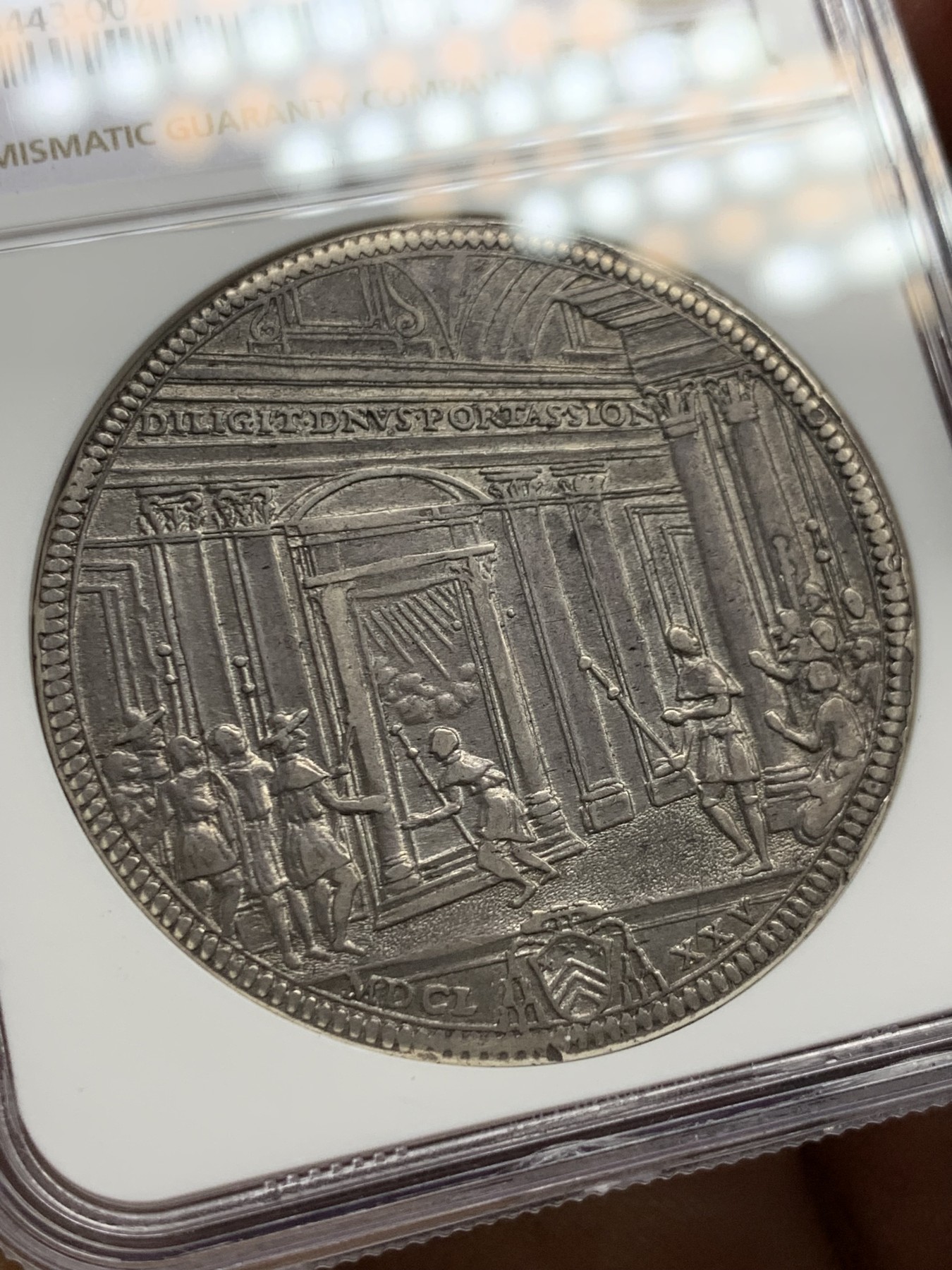 《竞宝斋》第240场-周日，周一 年终尾场 (全场包邮) NGC-AU53 教皇国 1675年 圣年1piastra 描绘了圣门打开的情景 克劳斯XF指导价1150美元 光度极佳 国外热门品种