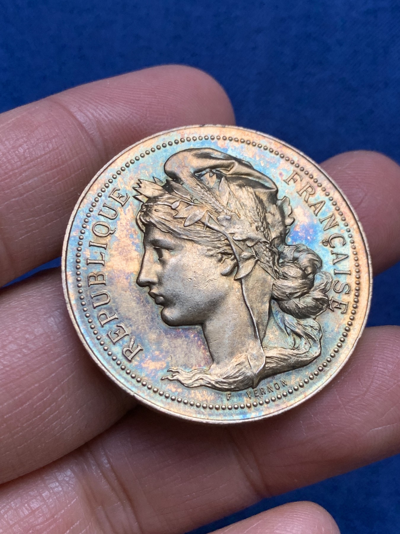 《竞宝斋》第240场-周日，周一 年终尾场 (全场包邮) F.VERNON作品 比例恰当的玛丽安娜头像 镀金银章 带银标 36.6mm 22.1克  打制立体精美 日常光线下金色蓝色绚丽耀眼 实物更加立体漂亮