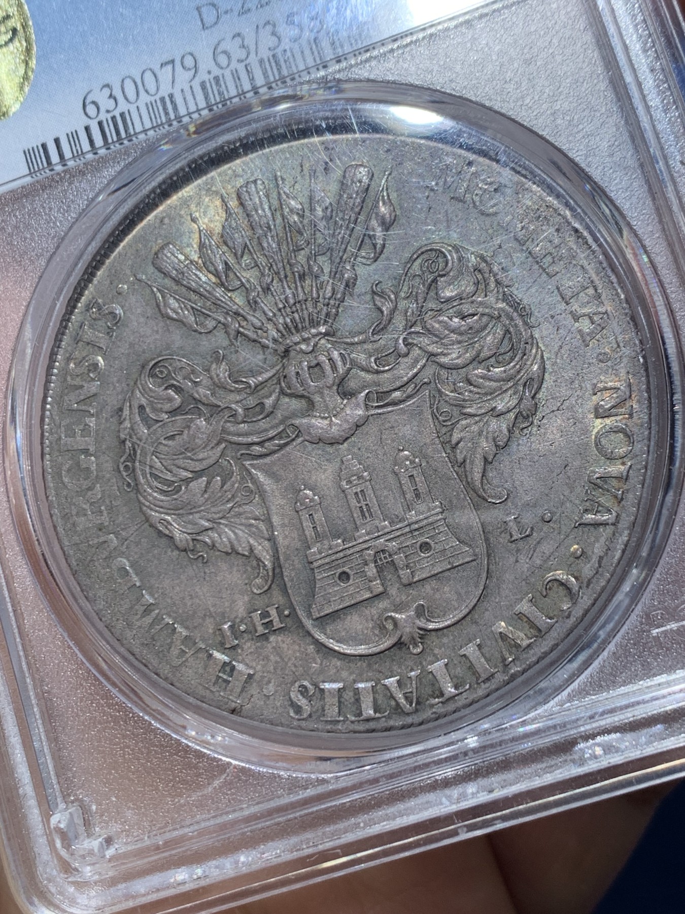 《竞宝斋》第240场-周日，周一 年终尾场 (全场包邮) PCGS-MS63亚军分 汉堡1735年泰勒银币，绝美五彩，设计精美，发行量仅有8000枚，18世纪的大泰勒仍然有出厂状态，十分难得，去年年底WAG一枚原味PCGS64分的成交价约为23000人民币，这枚少一分但有五彩包浆