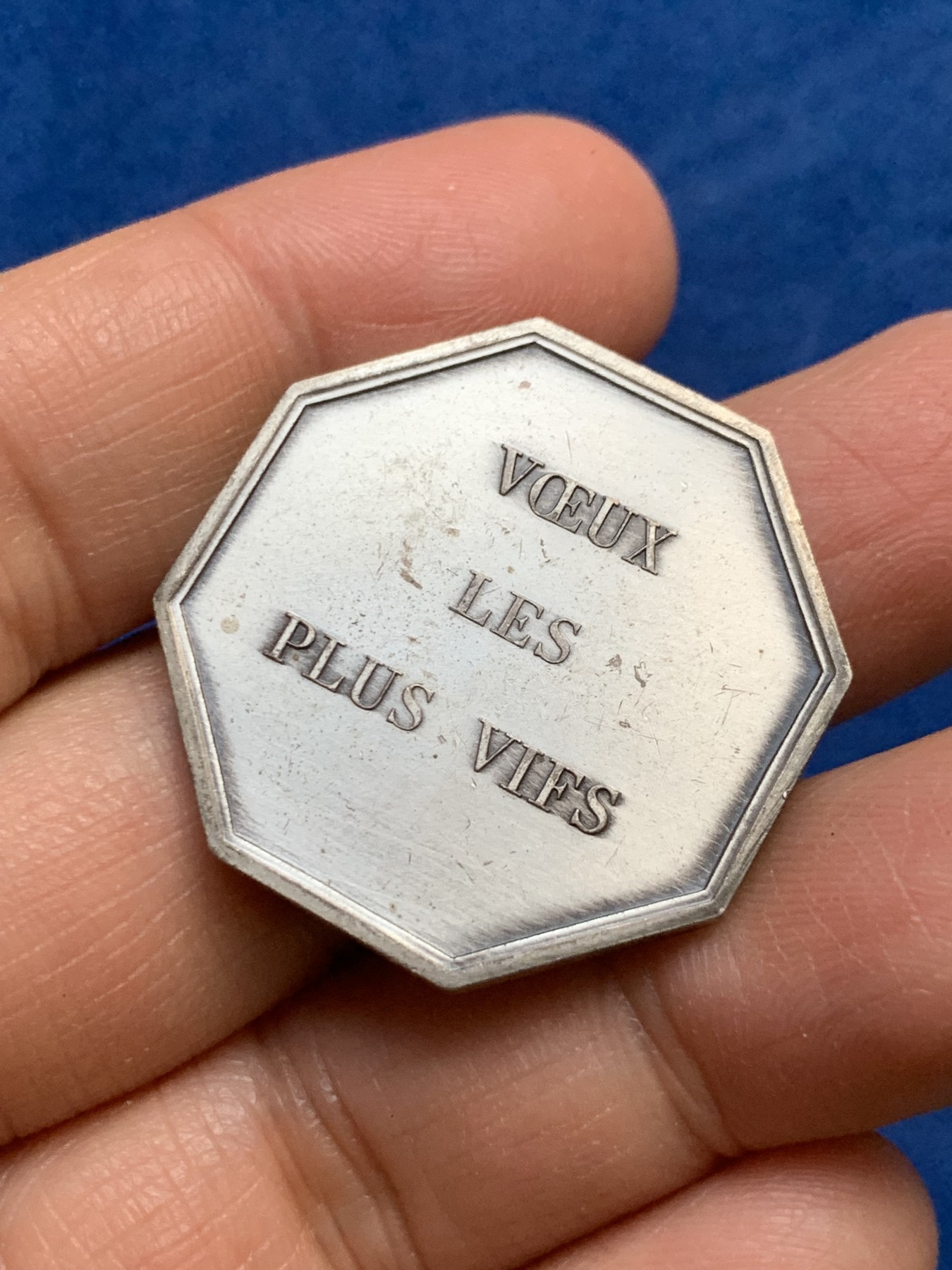 《竞宝斋》第240场-周日，周一 年终尾场 (全场包邮) 法国 公平女神银质八角代币 对角33mm 重量13.9g 边铭 丰饶角银标