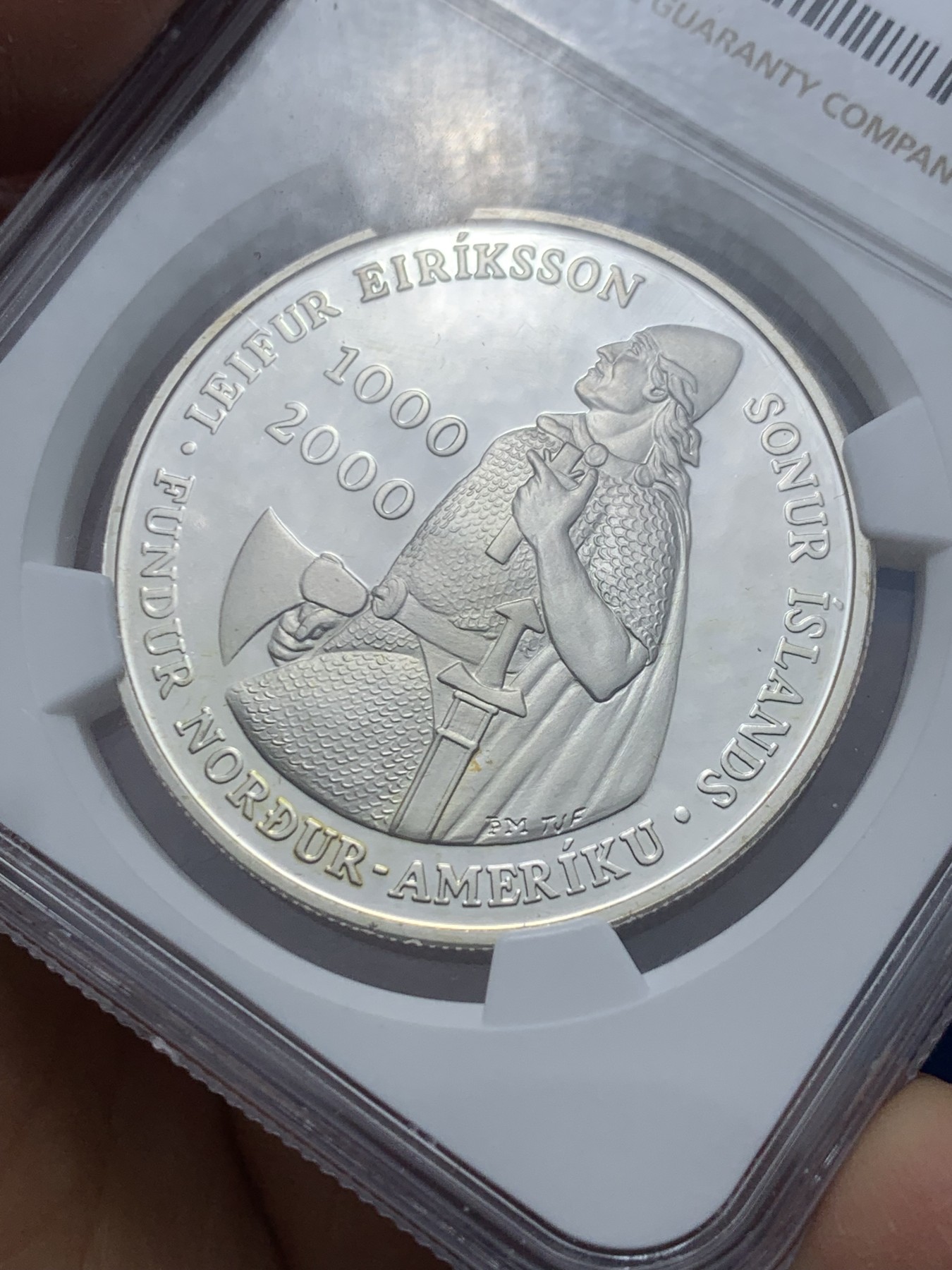 《竞宝斋》第240场-周日，周一 年终尾场 (全场包邮) NGC-PF69UC 冰岛2000年埃里克森发现美洲大陆1000克朗精制银币，和美国埃里克森纪念银币共同联合发行，克劳斯获奖币-最佳历史意义、最佳硬币双项大奖。PROOF精制币，状态好。