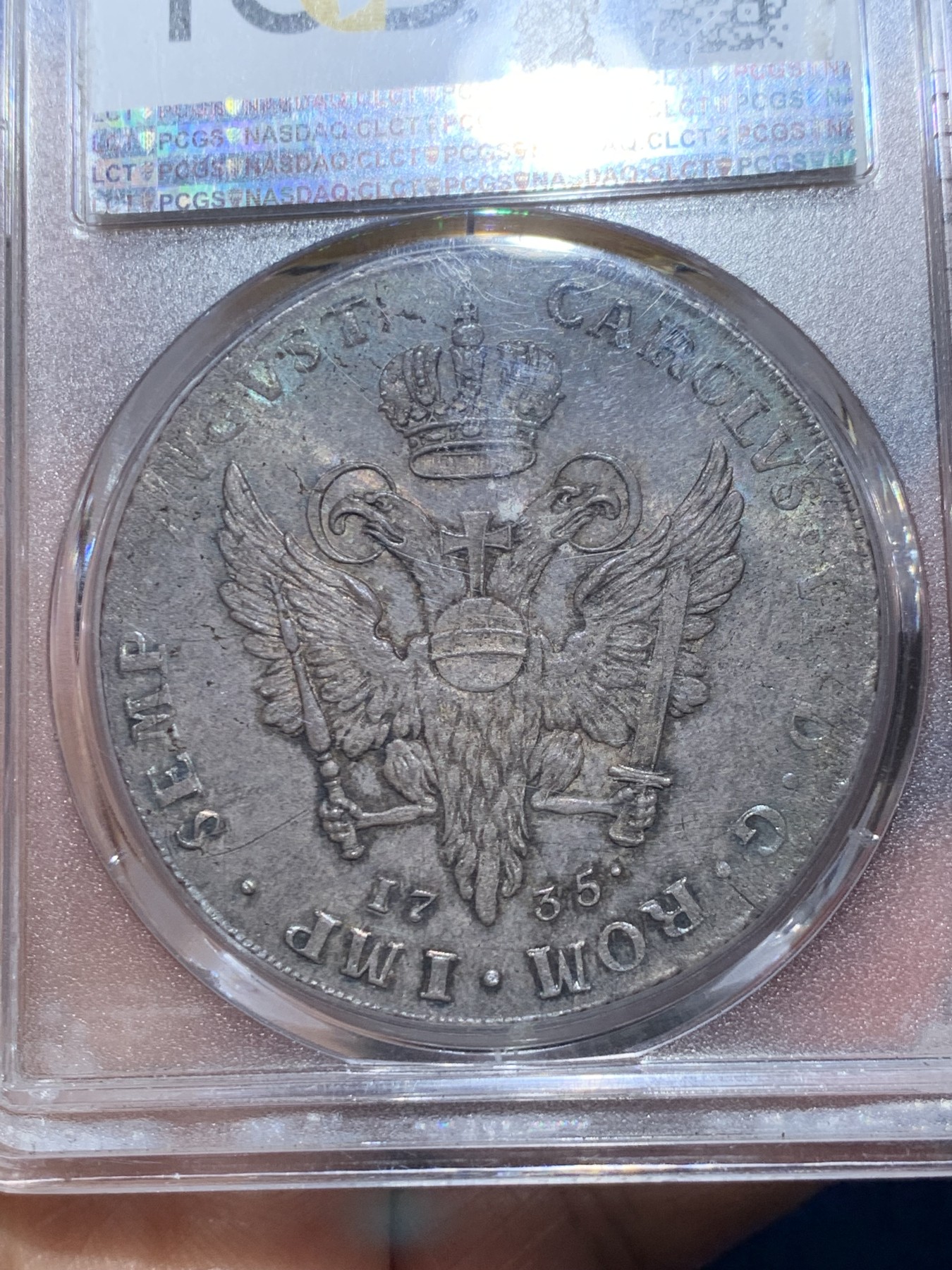 《竞宝斋》第240场-周日，周一 年终尾场 (全场包邮) PCGS-MS63亚军分 汉堡1735年泰勒银币，绝美五彩，设计精美，发行量仅有8000枚，18世纪的大泰勒仍然有出厂状态，十分难得，去年年底WAG一枚原味PCGS64分的成交价约为23000人民币，这枚少一分但有五彩包浆