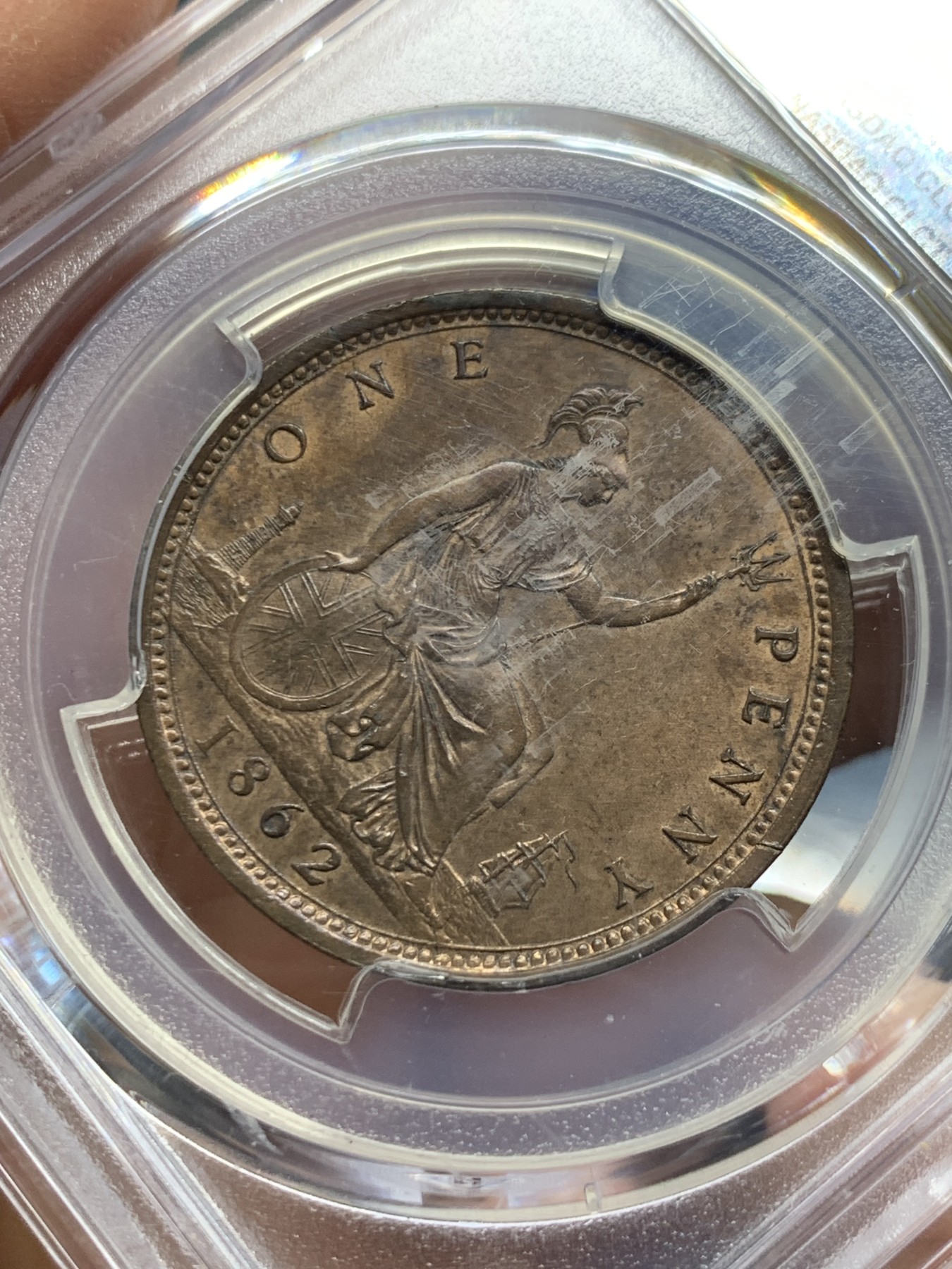 《竞宝斋》第240场-周日，周一 年终尾场 (全场包邮) PCGS-MS63BN 1862年英国维多利亚女王1便士铜币，少妇版。细节最精细的一版便士，盒子轻微模糊，底板打制优异，发丝堪称纤毫毕现，小维优雅动人。大英帝国国力巅峰之作。