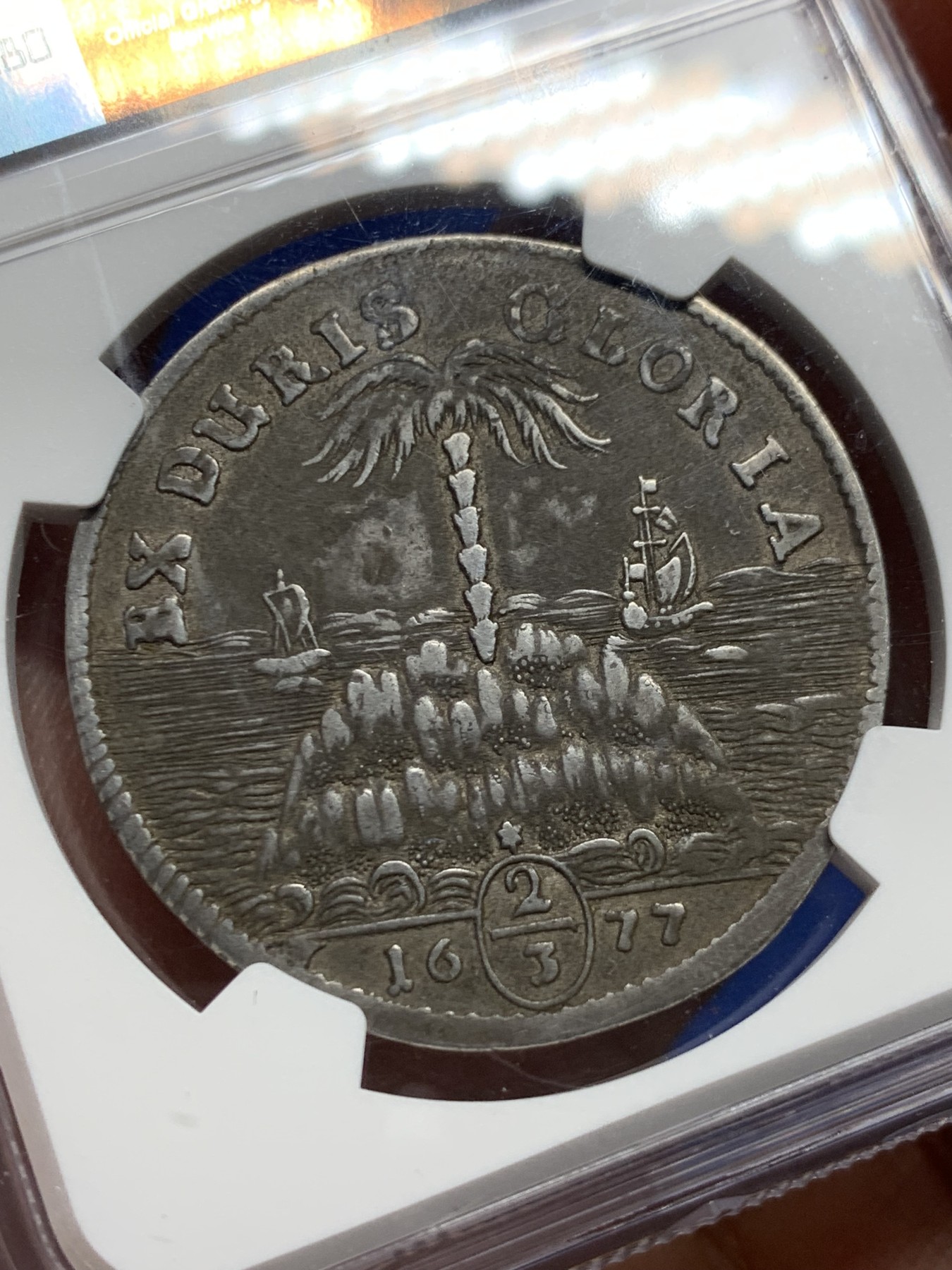 《竞宝斋》第240场-周日，周一 年终尾场 (全场包邮) NGC VFD 德国 1677年 三分之二泰勒 银币 神圣罗马帝国布伦瑞克卡伦伯格非常稀有版 背一座岛椰树以及两艘船 以及一句大航海时代谚语 仅二位数存世量