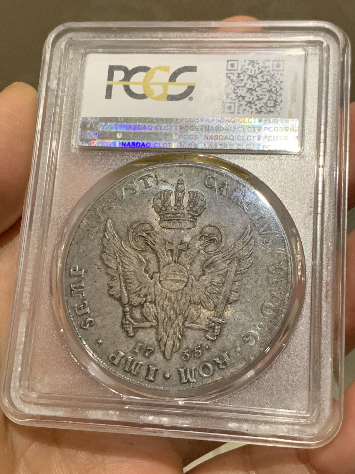 《竞宝斋》第240场-周日，周一 年终尾场 (全场包邮) PCGS-MS63亚军分 汉堡1735年泰勒银币，绝美五彩，设计精美，发行量仅有8000枚，18世纪的大泰勒仍然有出厂状态，十分难得，去年年底WAG一枚原味PCGS64分的成交价约为23000人民币，这枚少一分但有五彩包浆