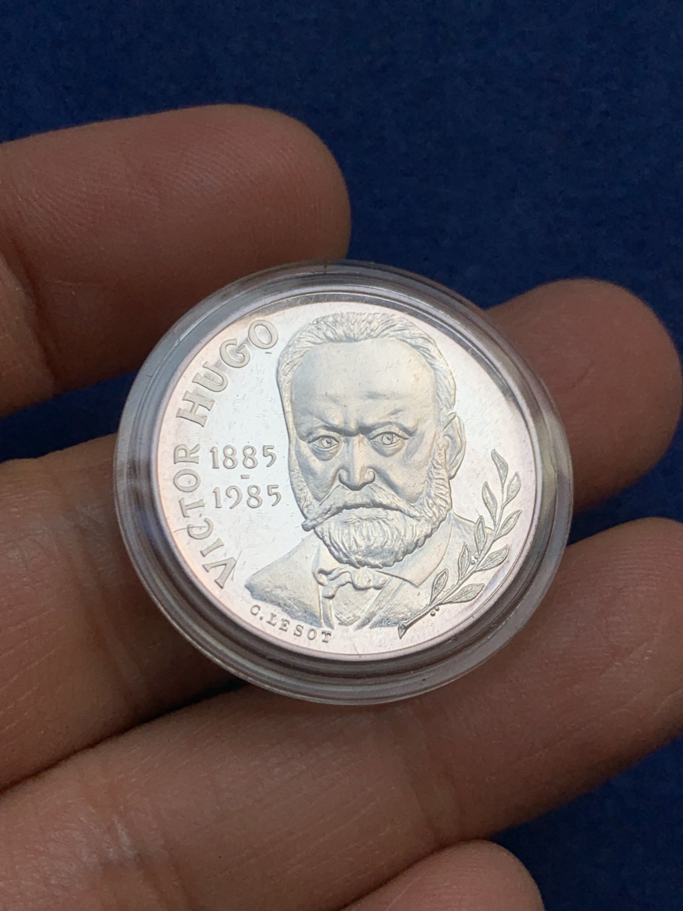 《竞宝斋》第240场-周日，周一 年终尾场 (全场包邮) 1985年法国雨果诞辰100周年银币原包装