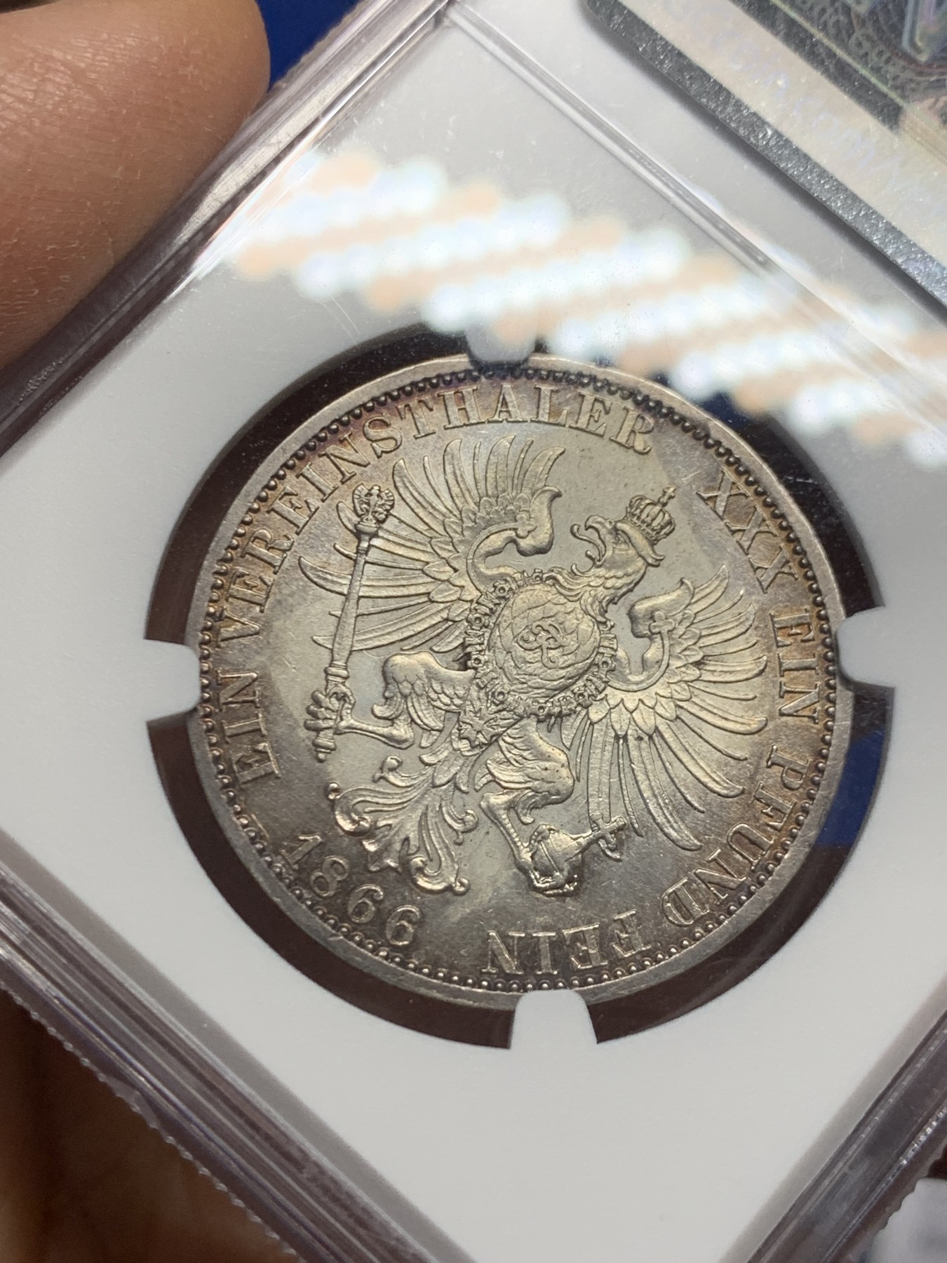 《竞宝斋》第240场-周日，周一 年终尾场 (全场包邮) NGC AUD 1866年德国普鲁士威廉一世1泰勒银币，包浆漂亮，品相很好