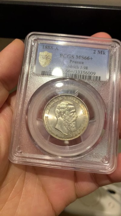 《竞宝斋》第240场-周日，周一 年终尾场 (全场包邮) PCGS-MS66+ 德国普鲁士1888三皇年弗里德里希三世短翅鹰2马克银币，高分难得，转光强烈。