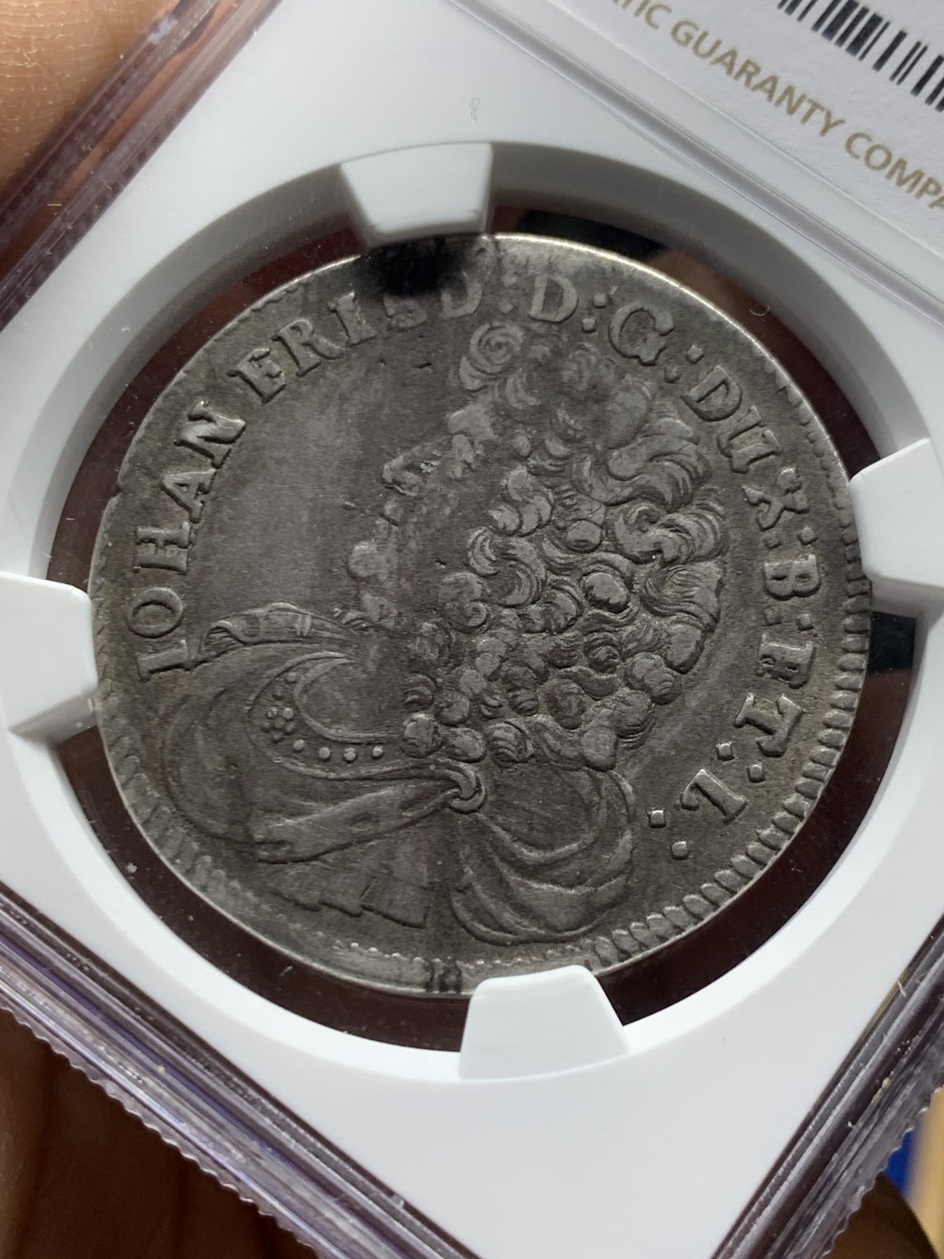 《竞宝斋》第240场-周日，周一 年终尾场 (全场包邮) NGC VFD 德国 1677年 三分之二泰勒 银币 神圣罗马帝国布伦瑞克卡伦伯格非常稀有版 背一座岛椰树以及两艘船 以及一句大航海时代谚语 仅二位数存世量