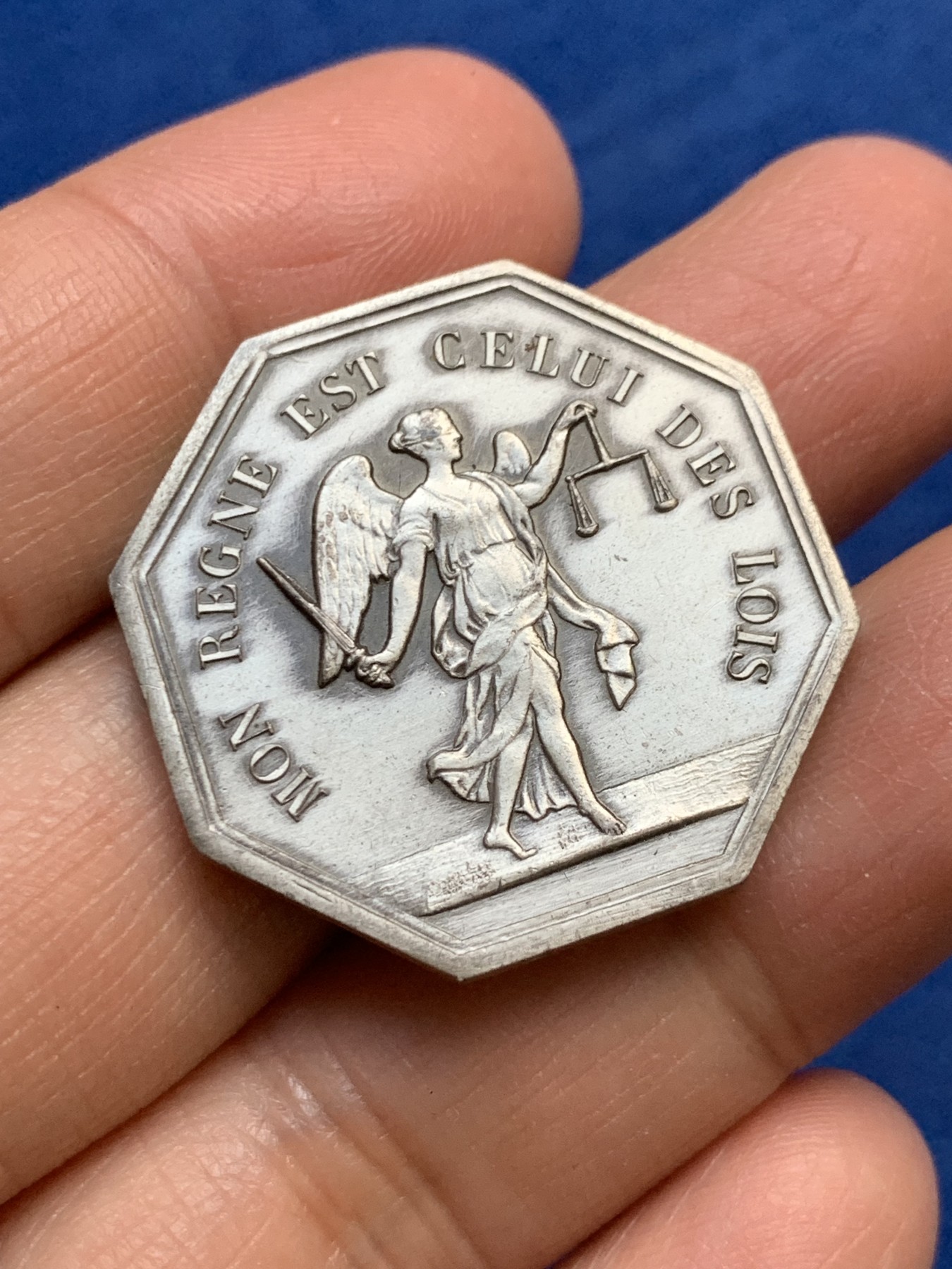 《竞宝斋》第240场-周日，周一 年终尾场 (全场包邮) 法国 公平女神银质八角代币 对角33mm 重量13.9g 边铭 丰饶角银标