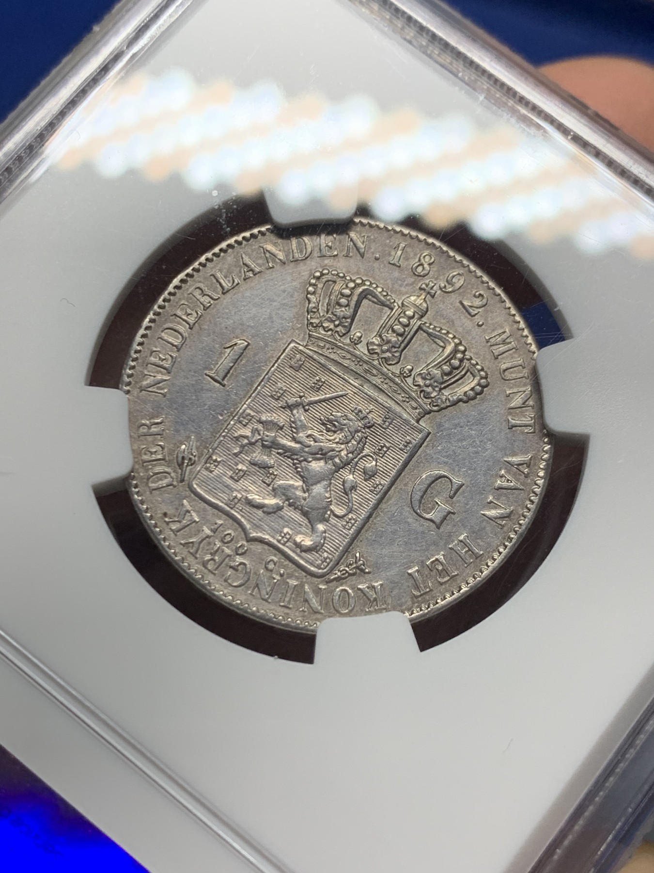 《竞宝斋》第240场-周日，周一 年终尾场 (全场包邮) NGC-AUD 荷兰 1892 威廉敏娜1盾银币 小萝莉 热门品种