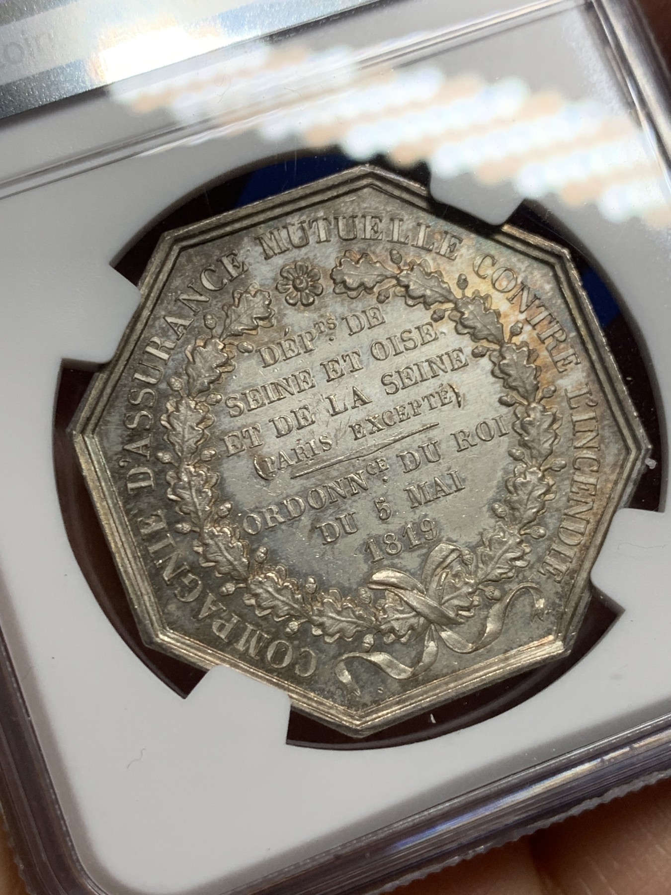 《竞宝斋》第240场-周日，周一 年终尾场 (全场包邮) NGC MS64 法国赛因保险八角银质代币 手指边铭银标 高品好状态 少见品种