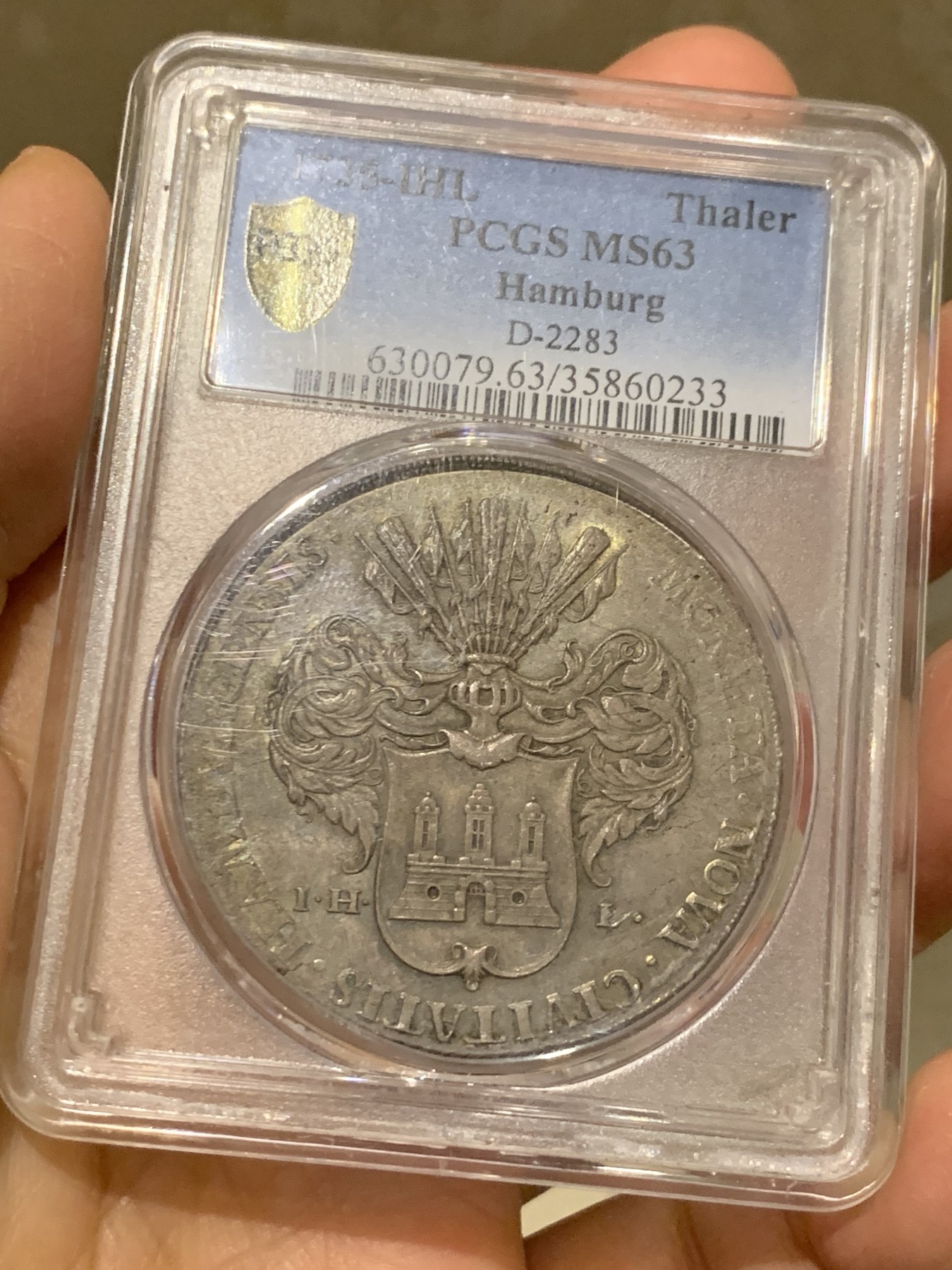 《竞宝斋》第240场-周日，周一 年终尾场 (全场包邮) PCGS-MS63亚军分 汉堡1735年泰勒银币，绝美五彩，设计精美，发行量仅有8000枚，18世纪的大泰勒仍然有出厂状态，十分难得，去年年底WAG一枚原味PCGS64分的成交价约为23000人民币，这枚少一分但有五彩包浆