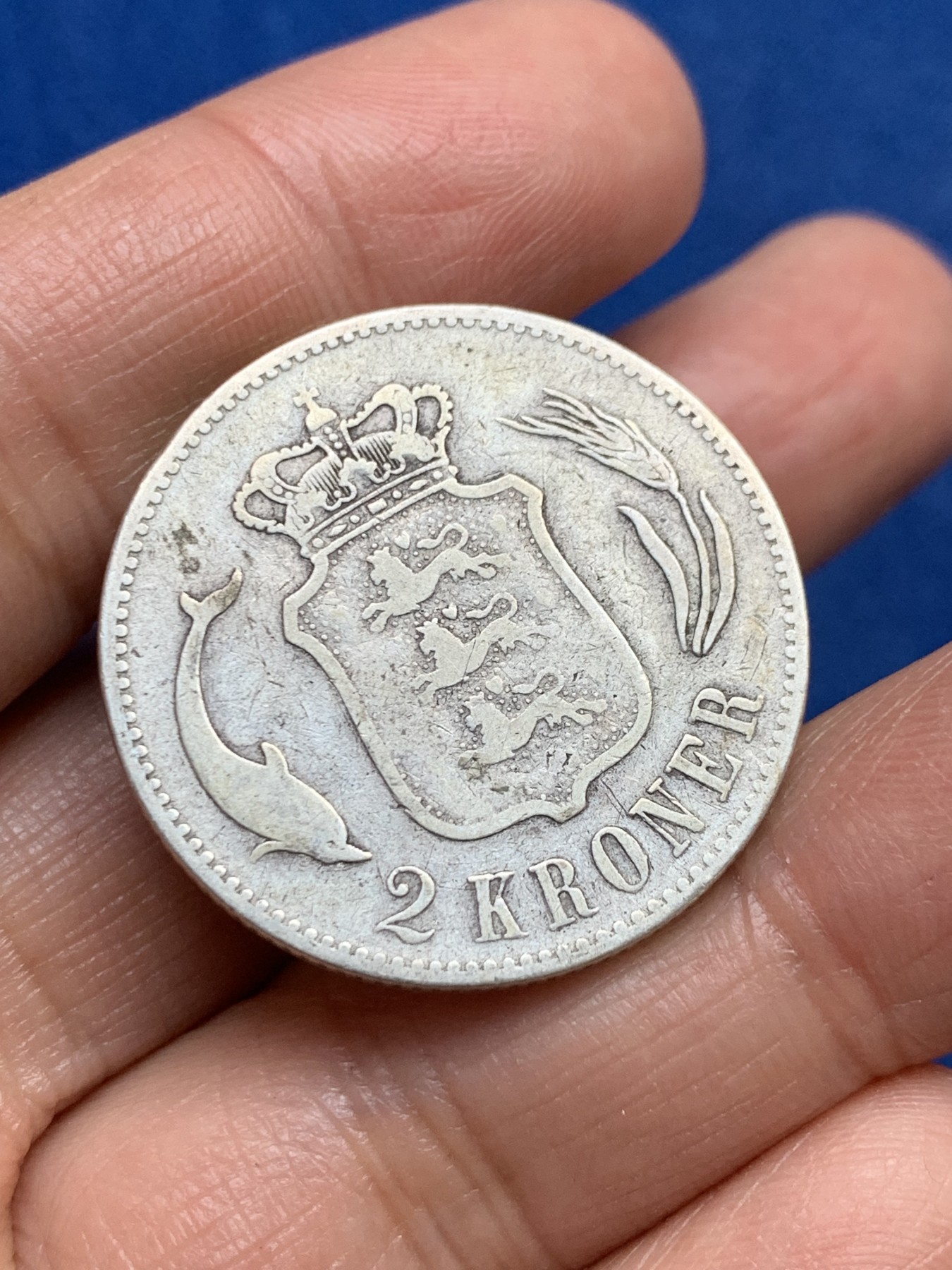 《竞宝斋》第240场-周日，周一 年终尾场 (全场包邮) 丹麦1875年海豚2克朗银币 早期品种 书价很高