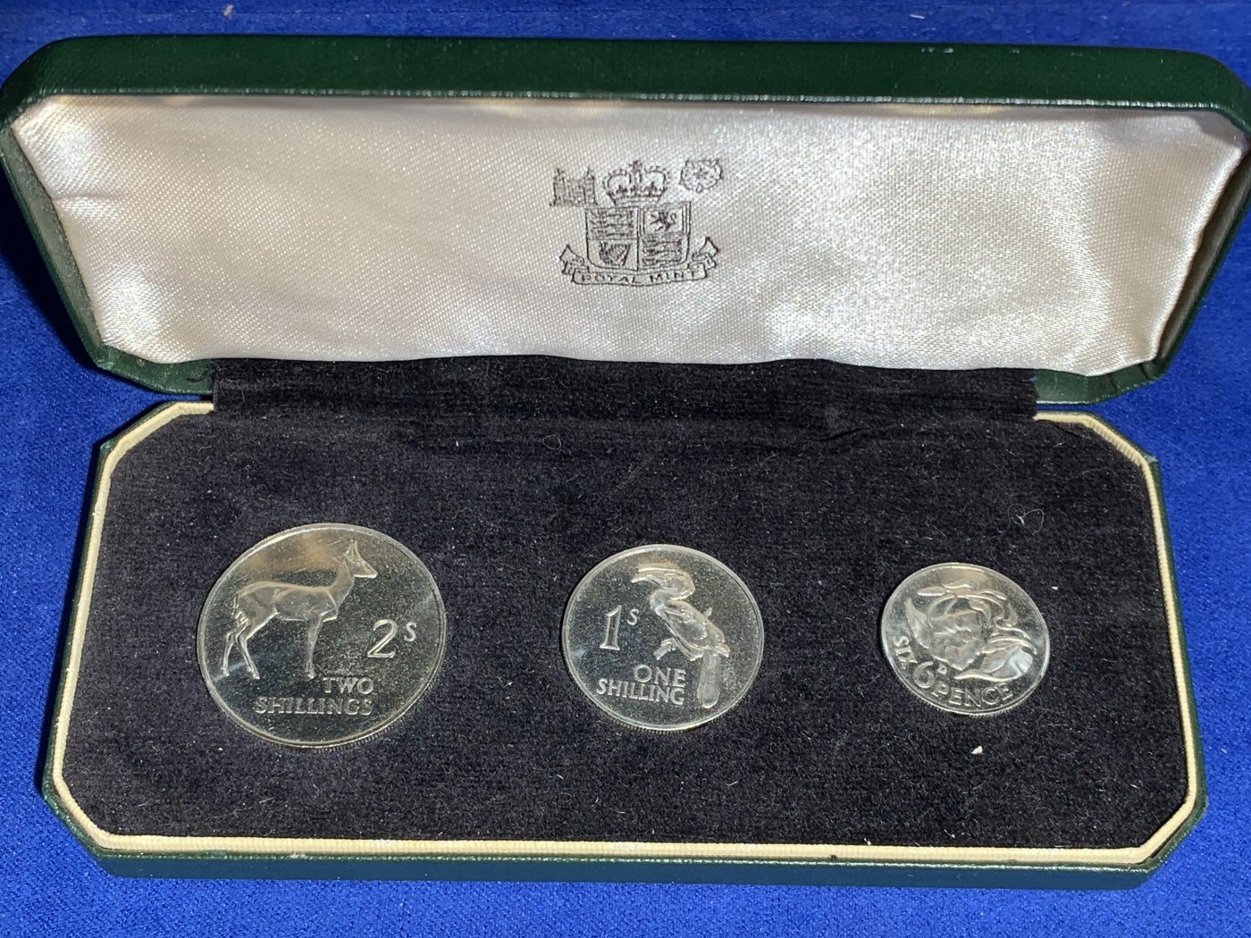 《竞宝斋》第240场-周日，周一 年终尾场 (全场包邮) 赞比亚1964年精制币原盒原套可藏！