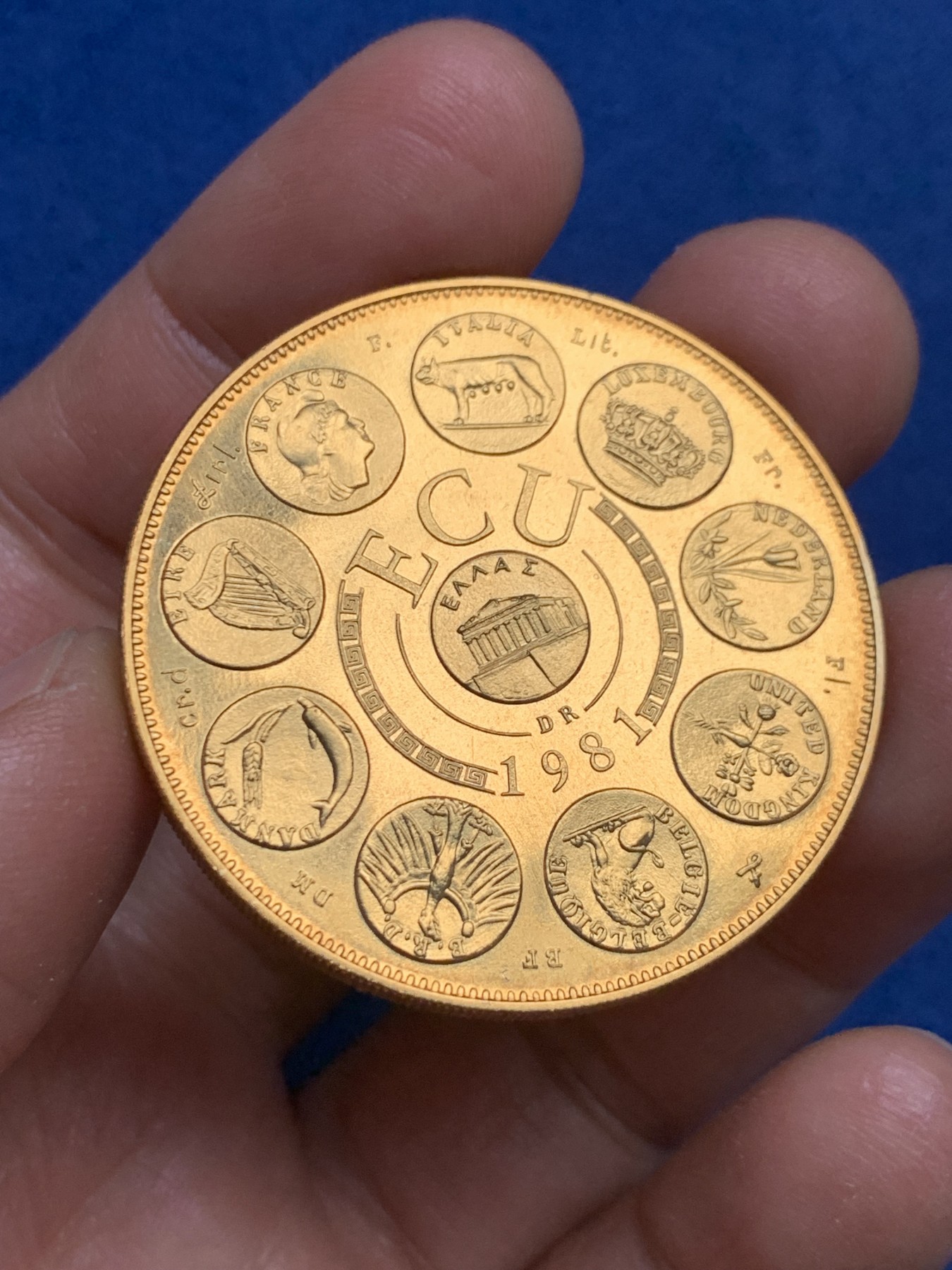 《竞宝斋》第240场-周日，周一 年终尾场 (全场包邮) 法国1981年ECU纪念币 铜或镀金 材质看不清