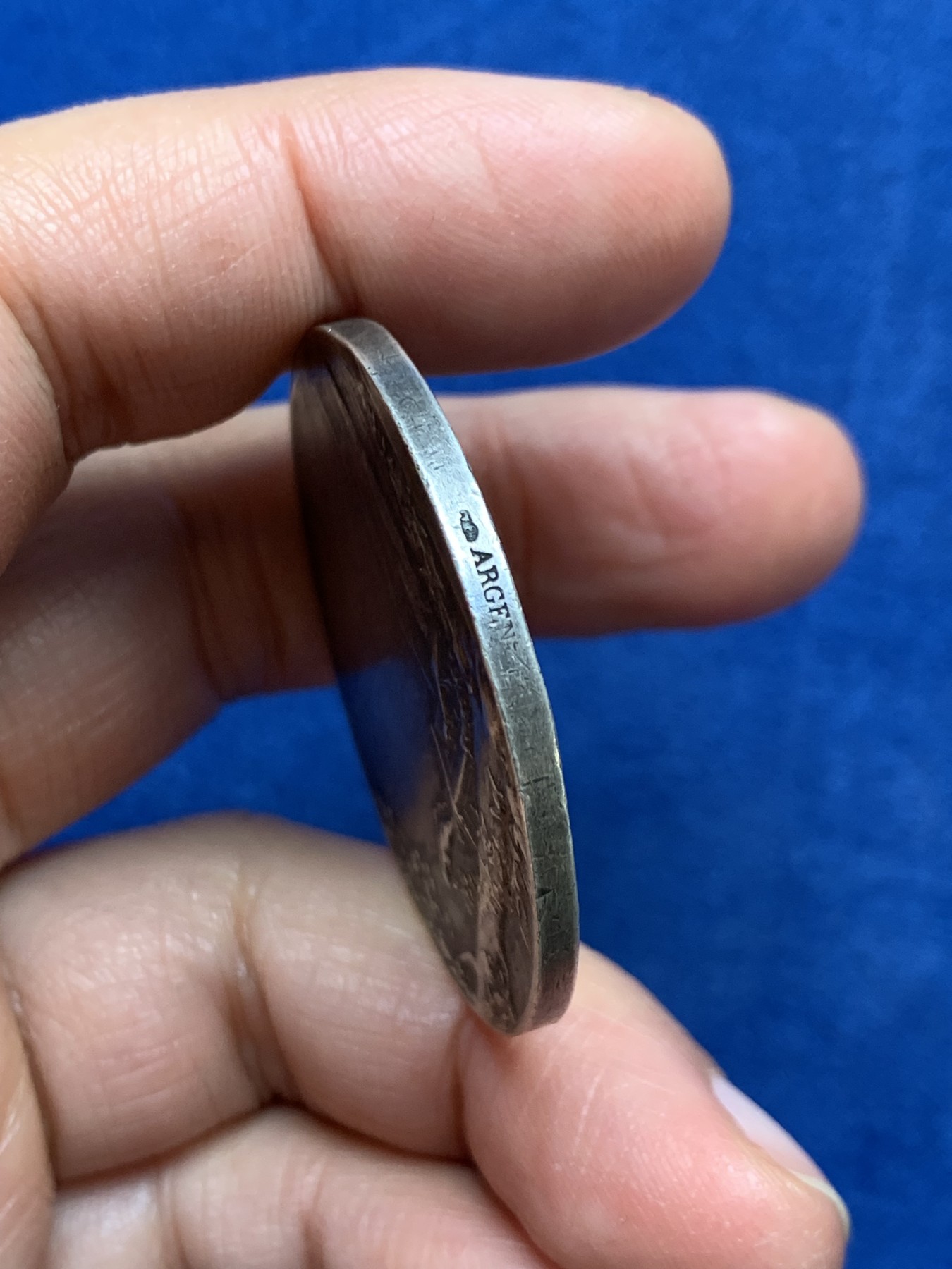 《竞宝斋》第240场-周日，周一 年终尾场 (全场包邮) 法国经典罗蒂结婚纪念银章 直径：41 毫米  重量：32克  边铭：丰饶角＋银标 细节见图