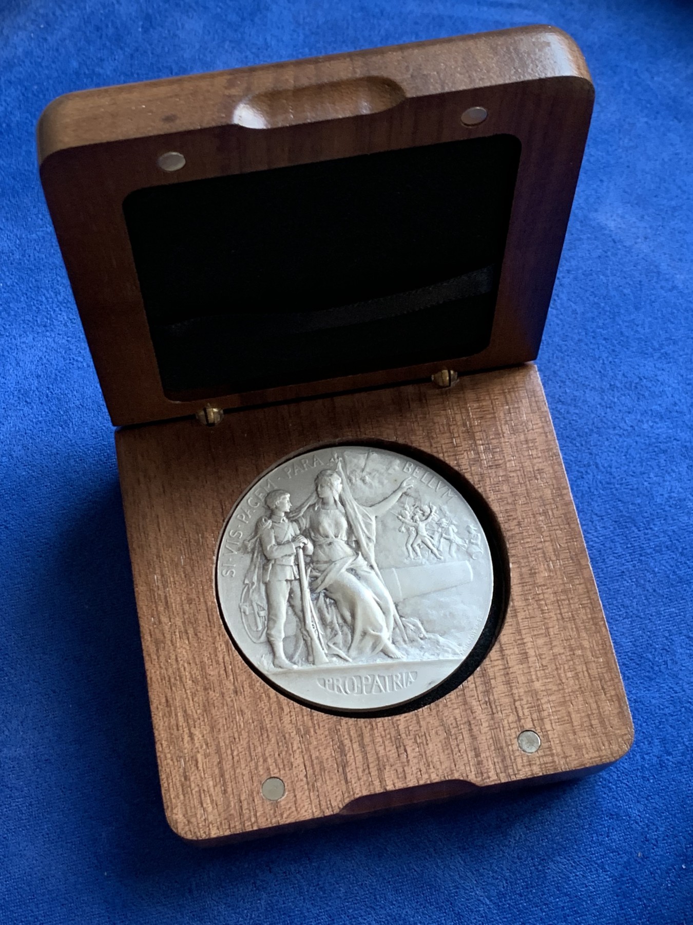 《竞宝斋》第240场-周日，周一 年终尾场 (全场包邮) 法国军事战争准备银章 49.7mm 63.3g 边铭丰饶角银标 品相不错 (送磁吸木盒)