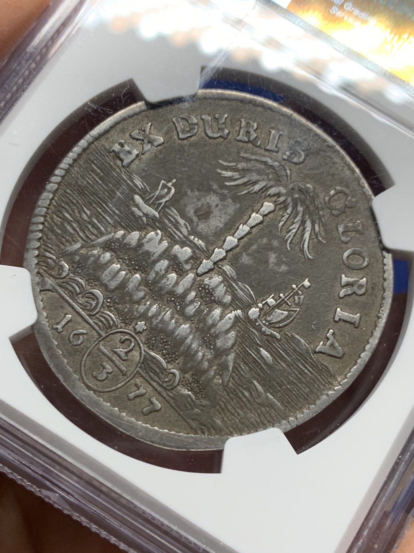 《竞宝斋》第240场-周日，周一 年终尾场 (全场包邮) NGC VFD 德国 1677年 三分之二泰勒 银币 神圣罗马帝国布伦瑞克卡伦伯格非常稀有版 背一座岛椰树以及两艘船 以及一句大航海时代谚语 仅二位数存世量