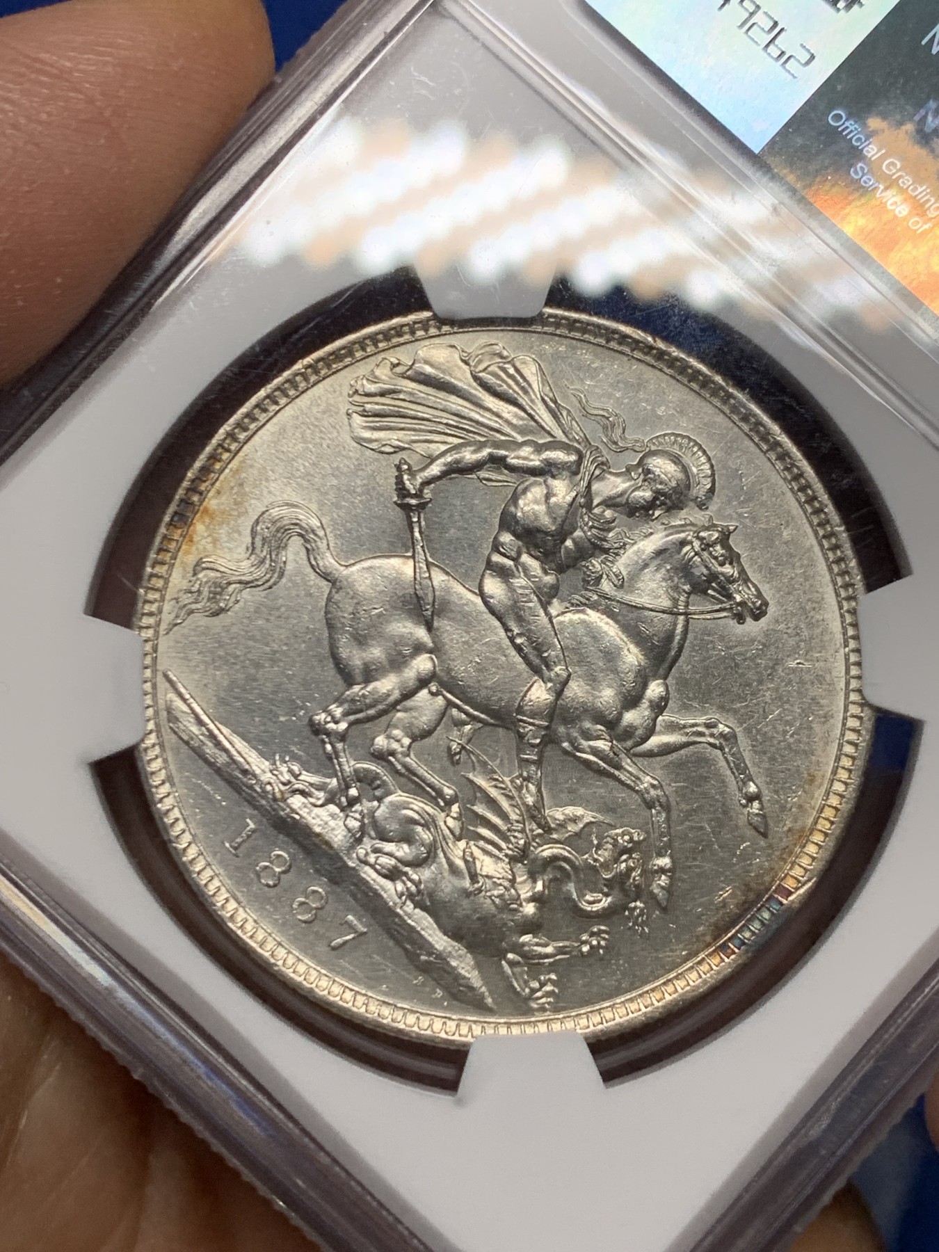 《竞宝斋》第240场-周日，周一 年终尾场 (全场包邮) NGC UNC 英国1887年高冠马剑克朗 经典维多利亚大银币 严评没什么毛病 很漂亮的一枚