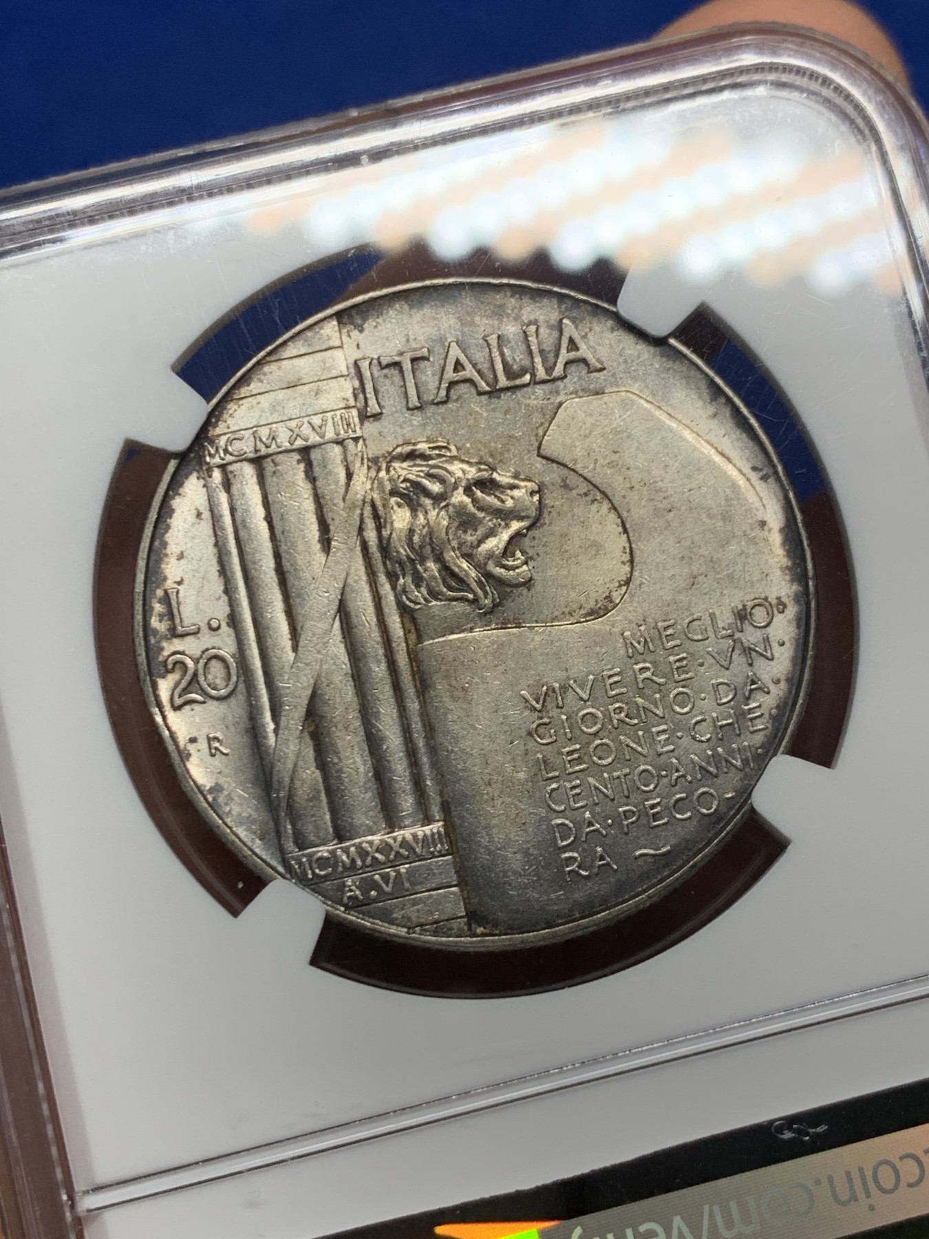 《竞宝斋》第240场-周日，周一 年终尾场 (全场包邮) NGC-MS62 意大利1928年一战纪念20里拉大银 经典大钢盔 原味包浆 热门品种 难得的品相