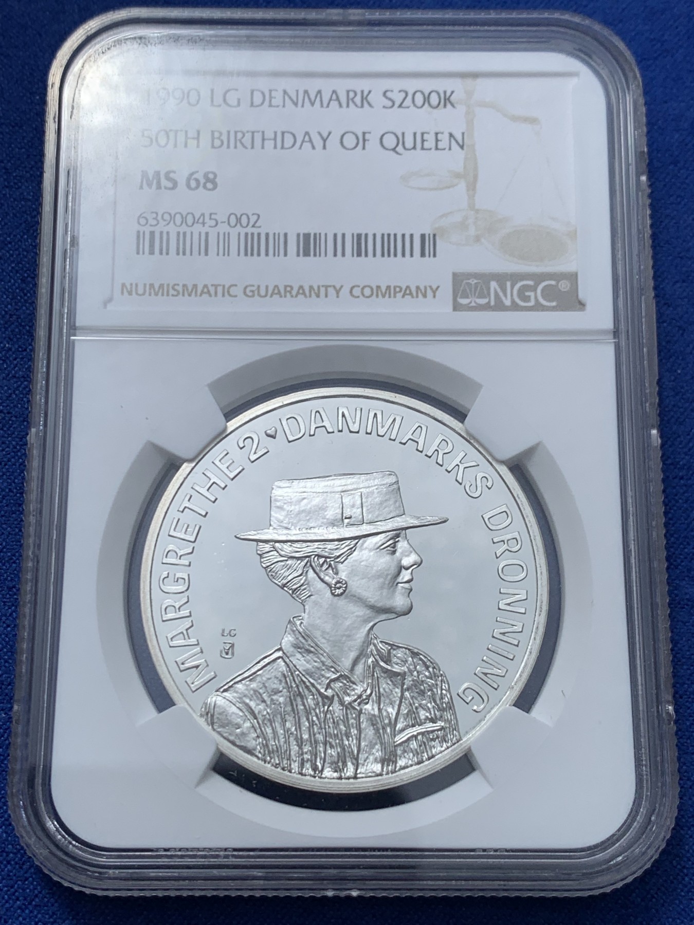 《竞宝斋》第240场-周日，周一 年终尾场 (全场包邮) NGC-MS68 1990年丹麦女王玛格丽特二世50寿辰200克朗银币，直径38mm，重31.1g，800银，发行量100855枚。二枚最高分之一，状态不错。