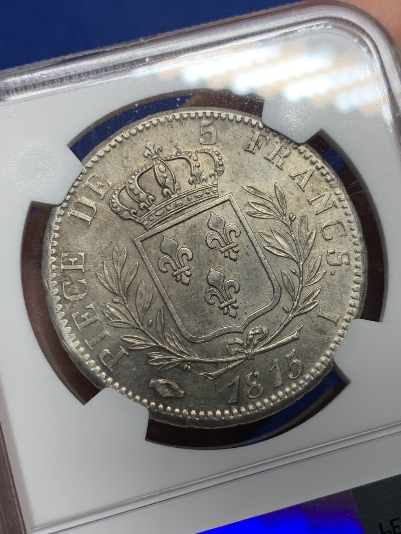 《竞宝斋》第240场-周日，周一 年终尾场 (全场包邮) NGC AU58 唯一冠军分 法国1815年路易十八戎装版5法郎银币，拿破仑百日王朝回归同年，为战争期间好品罕见，比常见1814更珍稀。I厂利摩日 银光细节状态都很难得