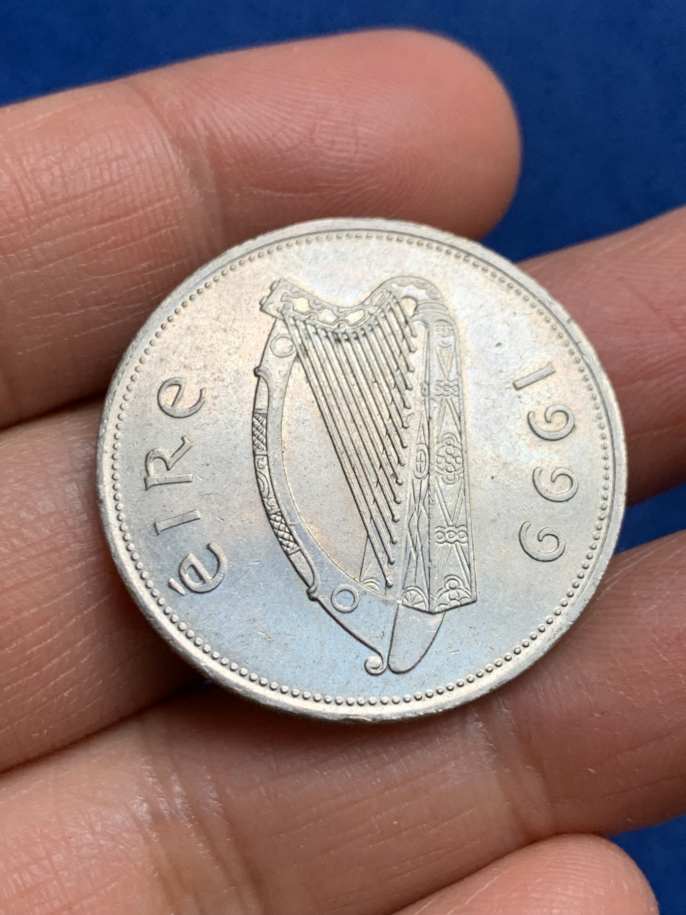 《竞宝斋》第240场-周日，周一 年终尾场 (全场包邮) 爱尔兰1999的1爱磅 麋鹿 立体 鹿角尖尖 脖子鹿毛栩栩如生  背面是竖琴 爱尔兰民族的象征图腾 代表爱尔兰人自豪和创造力  历史俗称爱尔兰的小羊