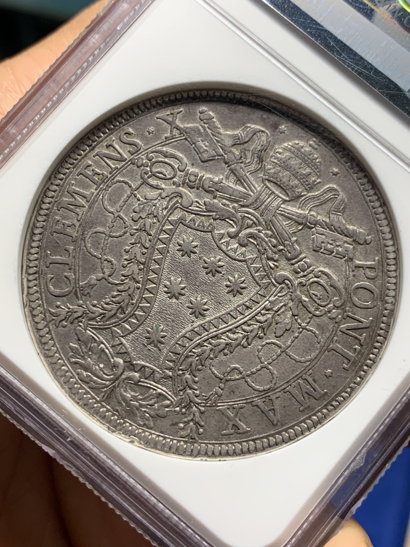 《竞宝斋》第240场-周日，周一 年终尾场 (全场包邮) NGC-AU53 教皇国 1675年 圣年1piastra 描绘了圣门打开的情景 克劳斯XF指导价1150美元 光度极佳 国外热门品种