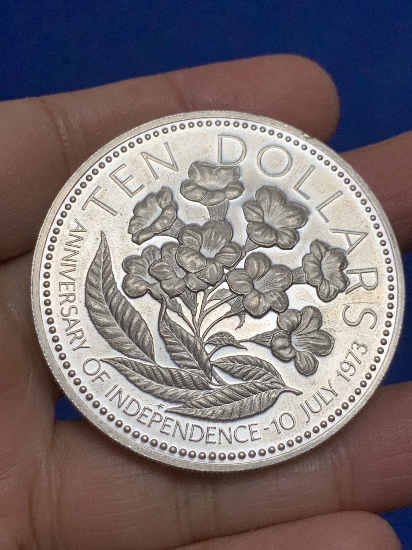 《竞宝斋》第240场-周日，周一 年终尾场 (全场包邮) 英属巴哈马群岛1975年独立纪念日大银币 重量为49.1g 925银精致币 高浮雕