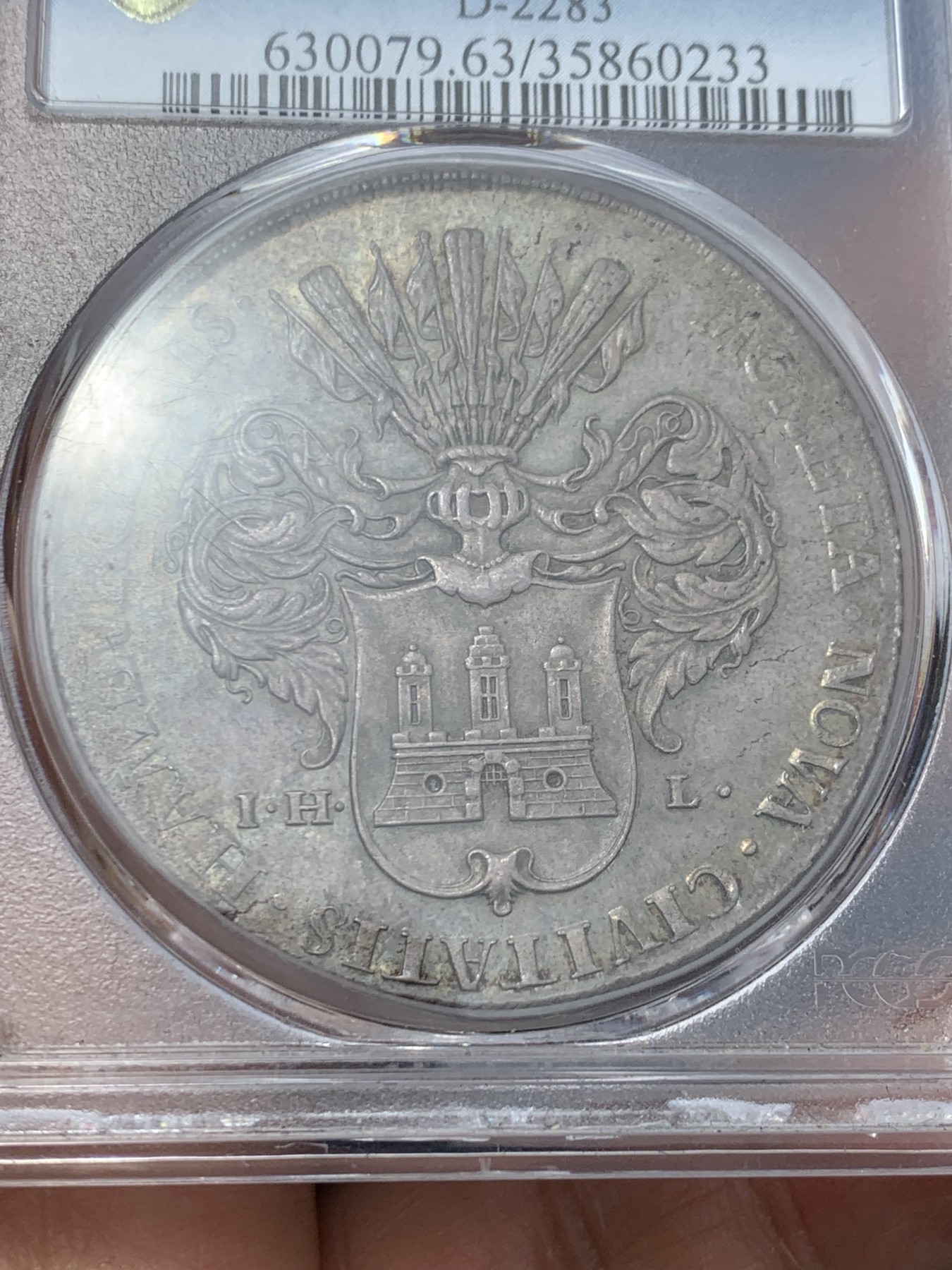 《竞宝斋》第240场-周日，周一 年终尾场 (全场包邮) PCGS-MS63亚军分 汉堡1735年泰勒银币，绝美五彩，设计精美，发行量仅有8000枚，18世纪的大泰勒仍然有出厂状态，十分难得，去年年底WAG一枚原味PCGS64分的成交价约为23000人民币，这枚少一分但有五彩包浆