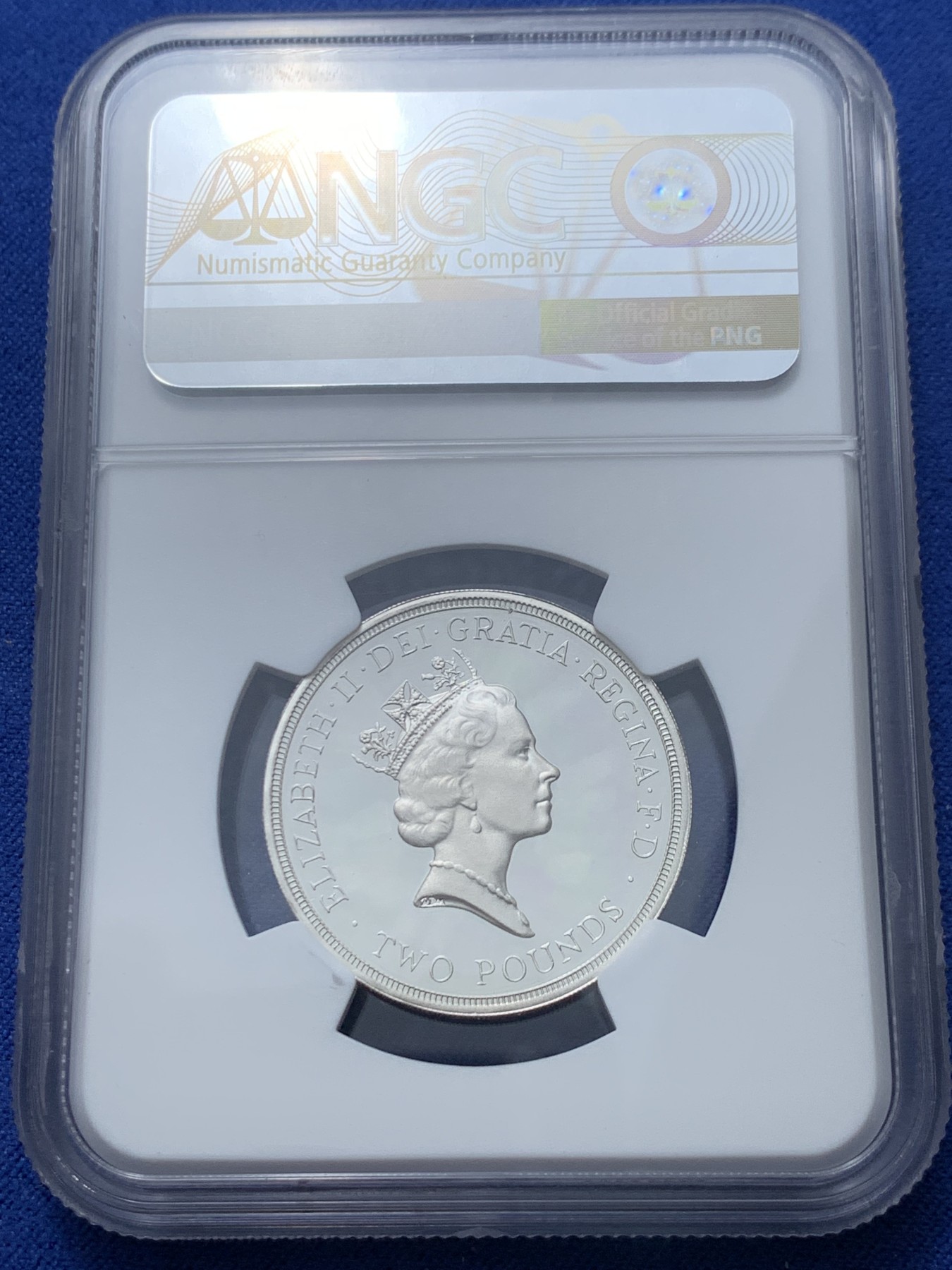 《竞宝斋》第240场-周日，周一 年终尾场 (全场包邮) NGC-PF65UC 英国 1995年 和平鸽二战结束纪念银币 2英镑 感觉低评 附原盒（绿色）