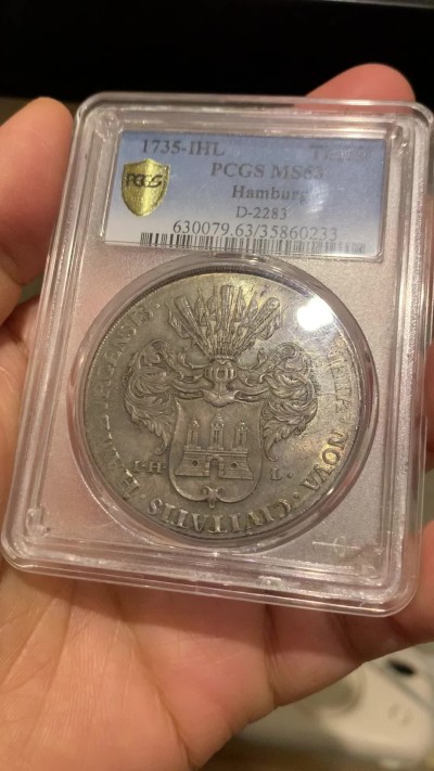 《竞宝斋》第240场-周日，周一 年终尾场 (全场包邮) PCGS-MS63亚军分 汉堡1735年泰勒银币，绝美五彩，设计精美，发行量仅有8000枚，18世纪的大泰勒仍然有出厂状态，十分难得，去年年底WAG一枚原味PCGS64分的成交价约为23000人民币，这枚少一分但有五彩包浆