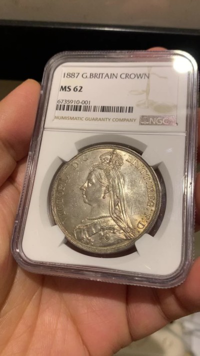 《竞宝斋》第240场-周日，周一 年终尾场 (全场包邮) NGC MS62 英国 1887年 1克朗 马剑银币 淡彩包浆 品相很不错