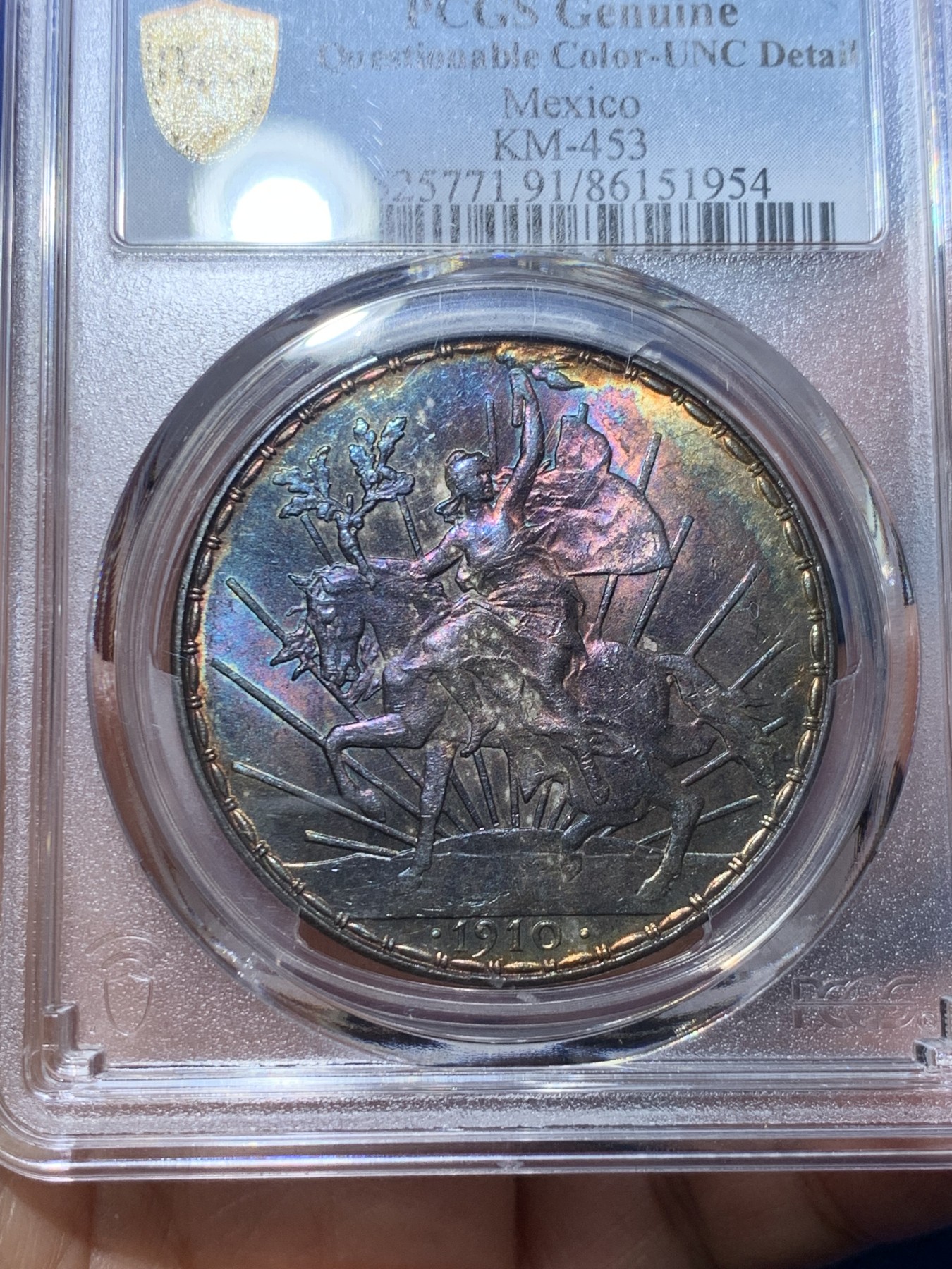 《竞宝斋》第240场-周日，周一 年终尾场 (全场包邮) PCGS UNC 墨西哥1910年骑马鹰洋大银，热门上涨品种，64分成交价近万。绝美炫彩紫金包浆，女神骏马细节出色，性价比极佳的一颗。