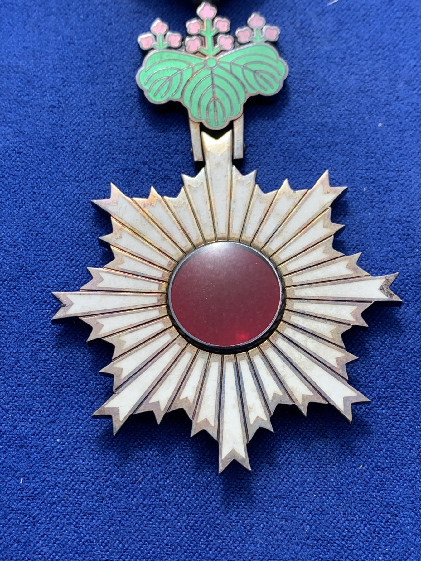 《竞宝斋》第240场-周日，周一 年终尾场 (全场包邮) 日本新六等单光旭日章 大规格银质 七宝烧完整