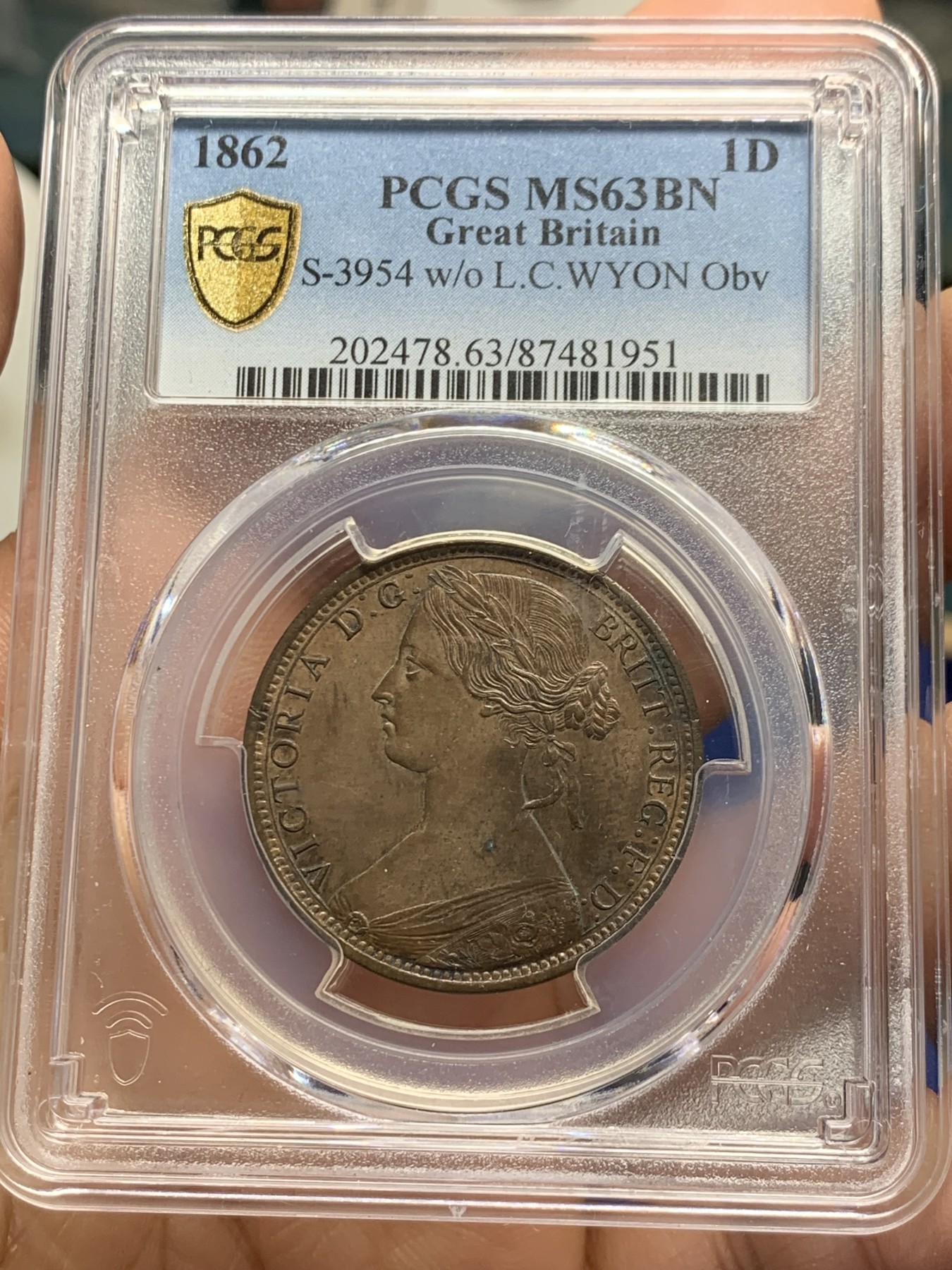 《竞宝斋》第240场-周日，周一 年终尾场 (全场包邮) PCGS-MS63BN 1862年英国维多利亚女王1便士铜币，少妇版。细节最精细的一版便士，盒子轻微模糊，底板打制优异，发丝堪称纤毫毕现，小维优雅动人。大英帝国国力巅峰之作。