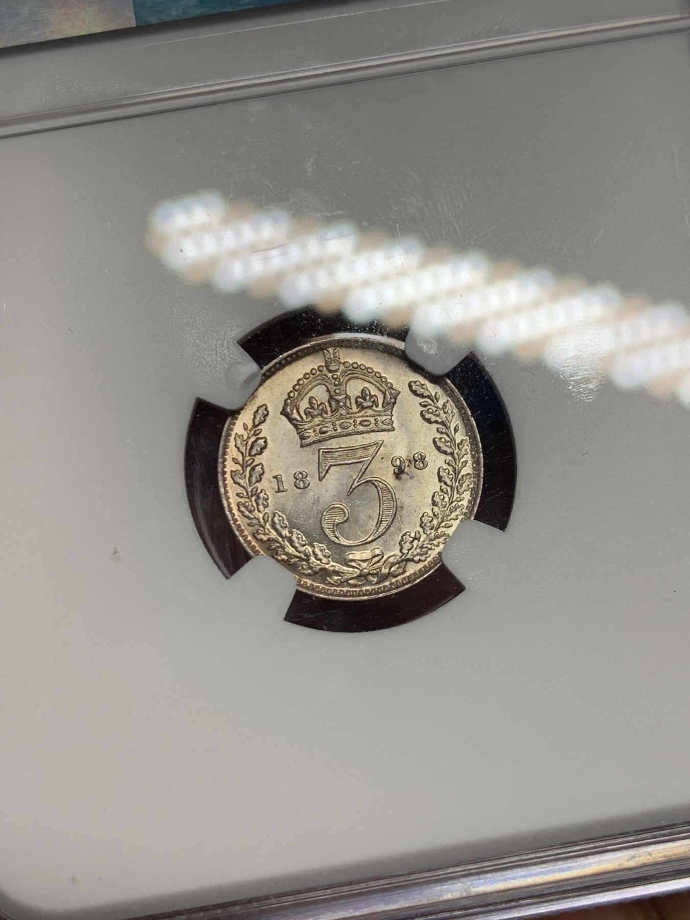 《竞宝斋》第240场-周日，周一 年终尾场 (全场包邮) NGC MS66 英国 1898年 3便士 品相极好，亚军分只有3个67分比它高了，收藏必备，可搏高分