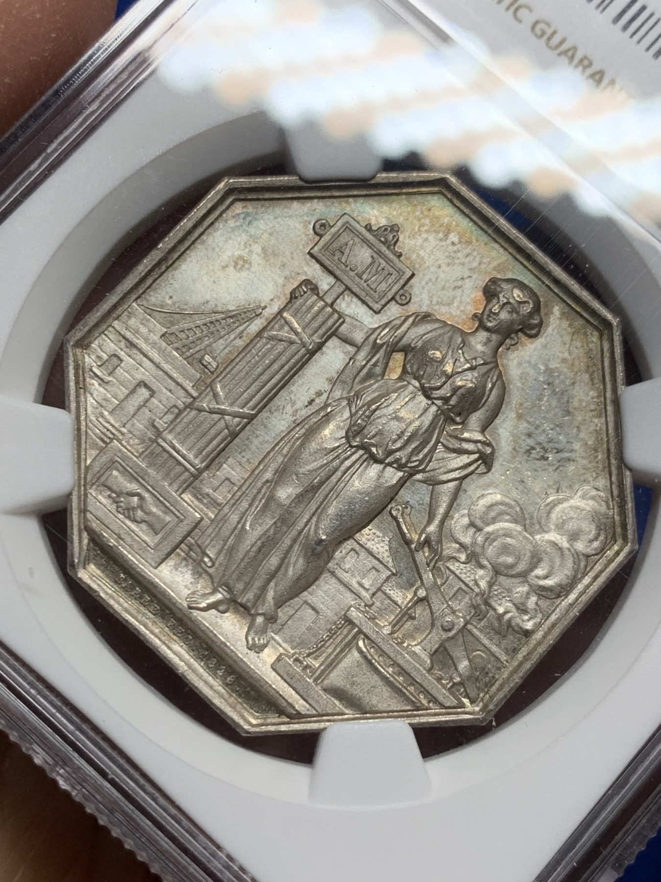 《竞宝斋》第240场-周日，周一 年终尾场 (全场包邮) NGC MS64 法国赛因保险八角银质代币 手指边铭银标 高品好状态 少见品种