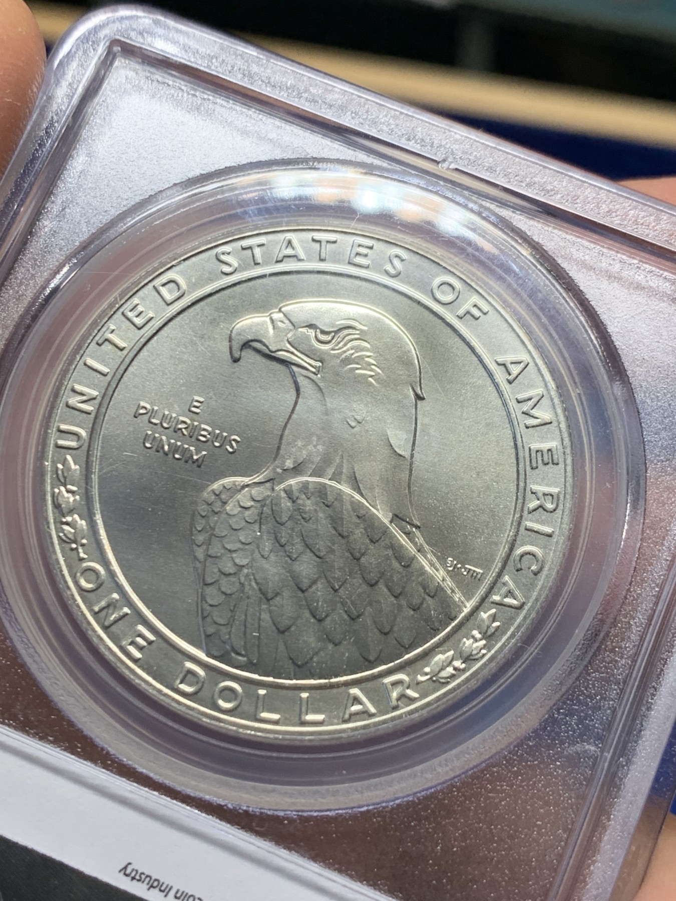 《竞宝斋》第240场-周日，周一 年终尾场 (全场包邮) PCGS-MS69 1983年美国洛杉矶奥运会掷铁饼/雄鹰1美元纪念银币，市场上常见的基本上是精制版，此币为发行量较为稀少的磨砂普制版，状态极佳，PC早期老盒严评无官网图，更高评级数量才140枚。