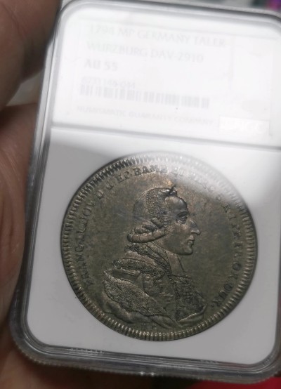 凡希社世界钱币微拍第二百六十期 荐！1794维尔茨堡采邑主教泰勒大银NGC-AU55，稀有品种，正面主教像刻画传神，背图小天使正向代表着知识的地球仪与书籍敬献花环，包浆淳熟味道极赞的一枚！