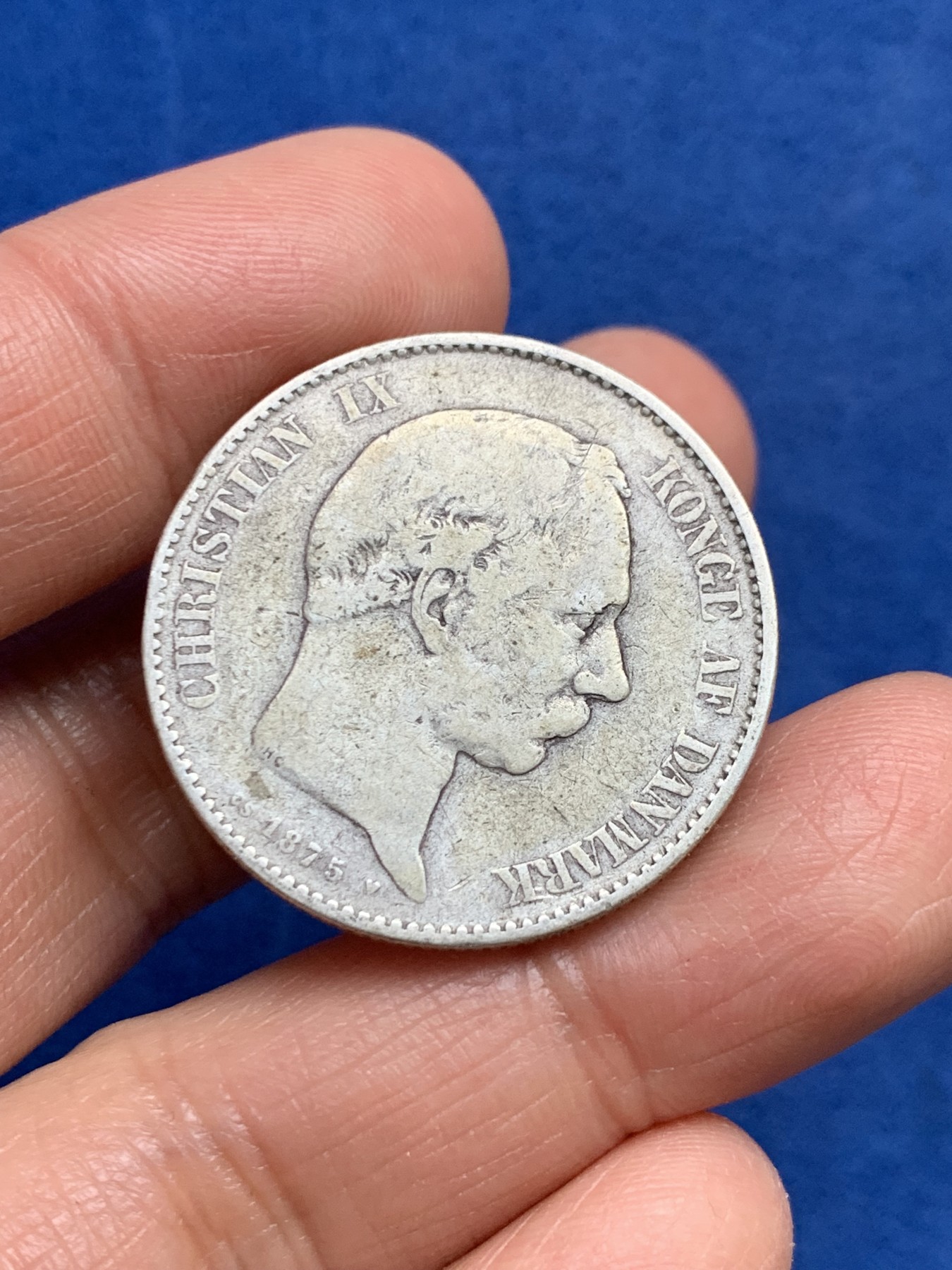 《竞宝斋》第240场-周日，周一 年终尾场 (全场包邮) 丹麦1875年海豚2克朗银币 早期品种 书价很高