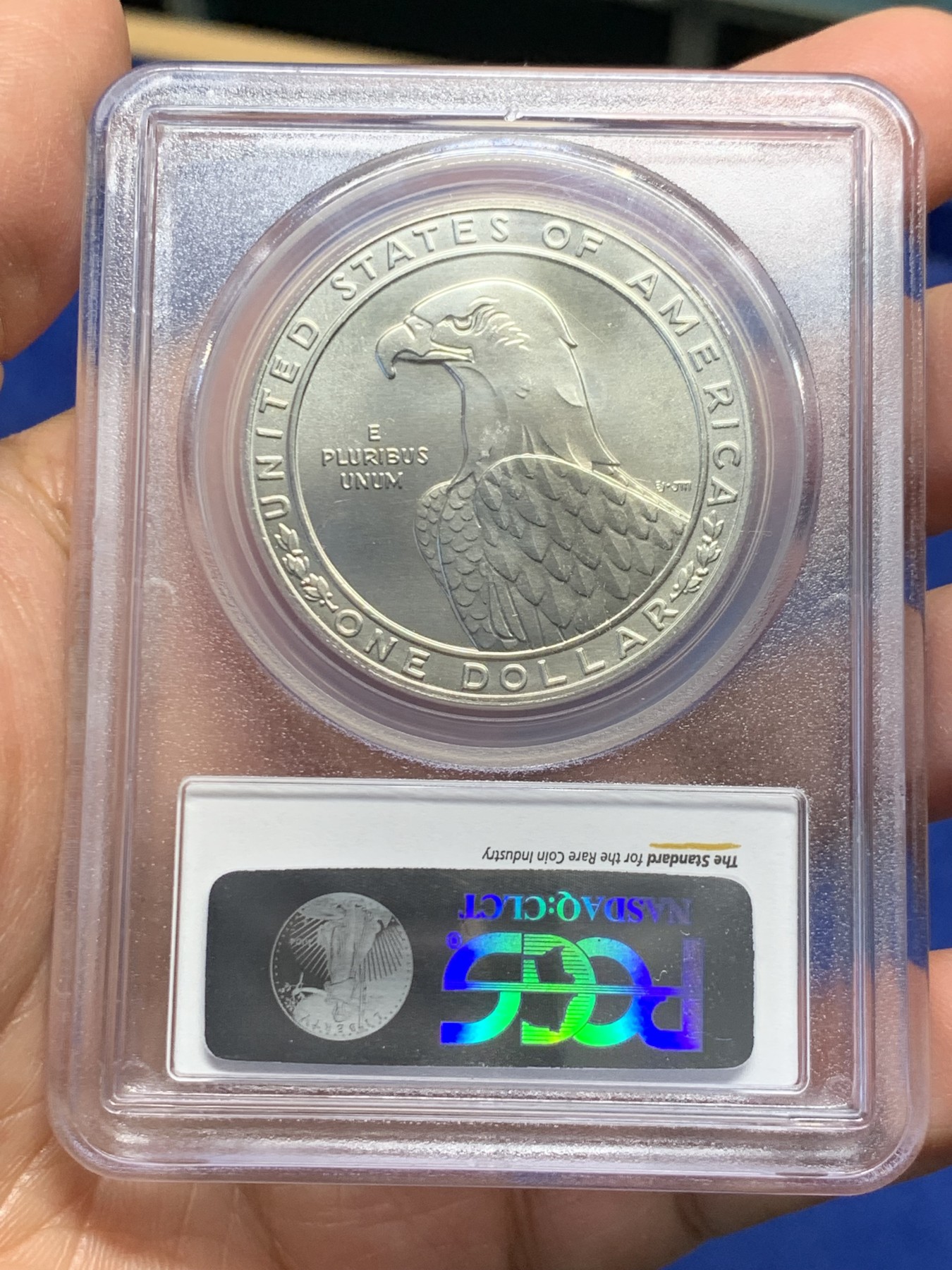 《竞宝斋》第240场-周日，周一 年终尾场 (全场包邮) PCGS-MS69 1983年美国洛杉矶奥运会掷铁饼/雄鹰1美元纪念银币，市场上常见的基本上是精制版，此币为发行量较为稀少的磨砂普制版，状态极佳，PC早期老盒严评无官网图，更高评级数量才140枚。