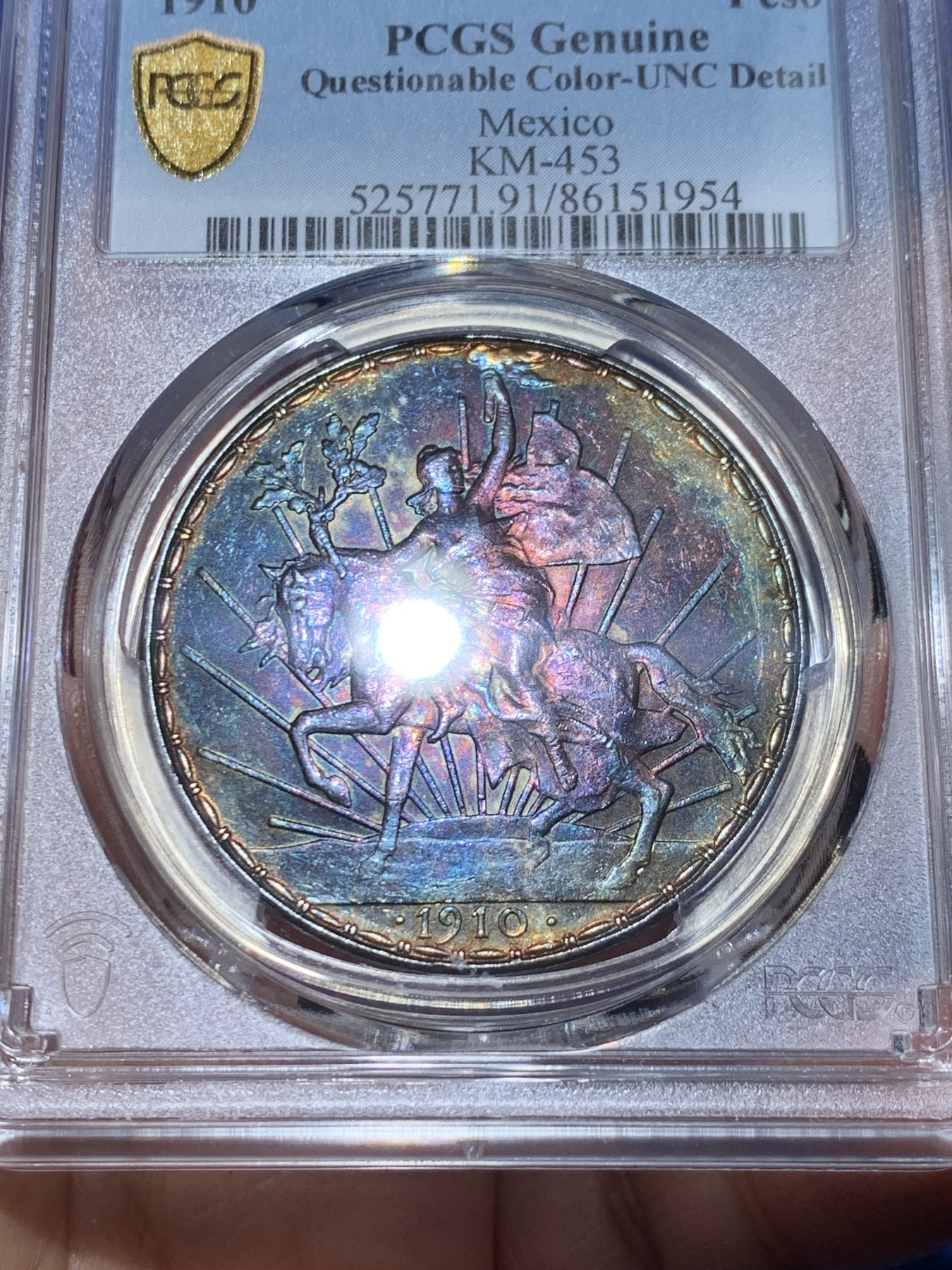 《竞宝斋》第240场-周日，周一 年终尾场 (全场包邮) PCGS UNC 墨西哥1910年骑马鹰洋大银，热门上涨品种，64分成交价近万。绝美炫彩紫金包浆，女神骏马细节出色，性价比极佳的一颗。