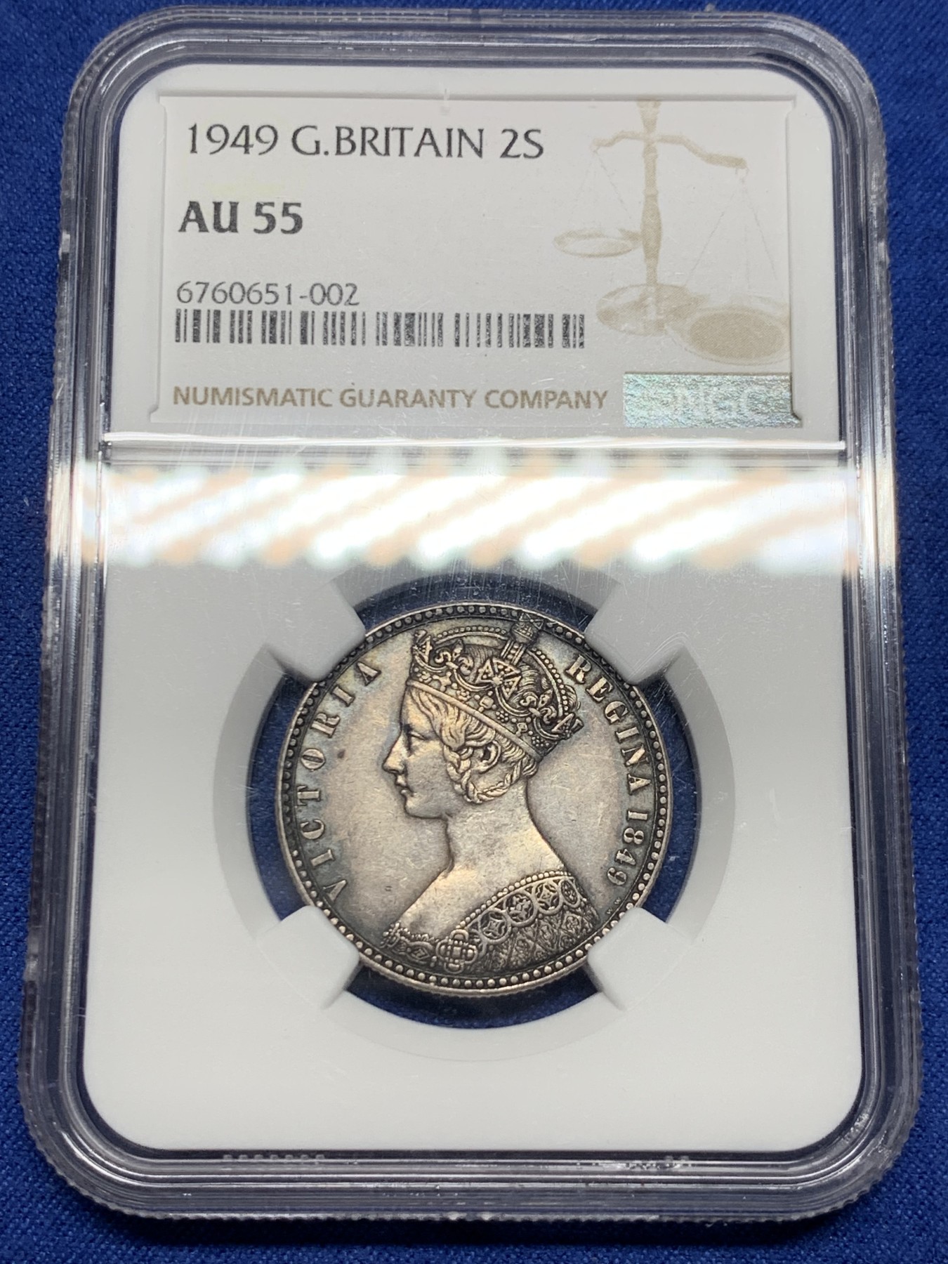 《竞宝斋》第240场-周日，周一 年终尾场 (全场包邮) NGC-AU55 英国1849年维多利亚无神弗洛林银币 英国第一枚弗洛林 第一枚没有D.G(君权神授) 正面是威廉怀恩作品 背面有代表英格兰、苏格兰、威尔士的三花 名誉品种 打制精美 五官皇冠服饰都清晰可见 特有的英系黑彩 钱币背后的故事丰富 只发行一年稀有（N家评级标签印成1949，难得的错误成了唯一）