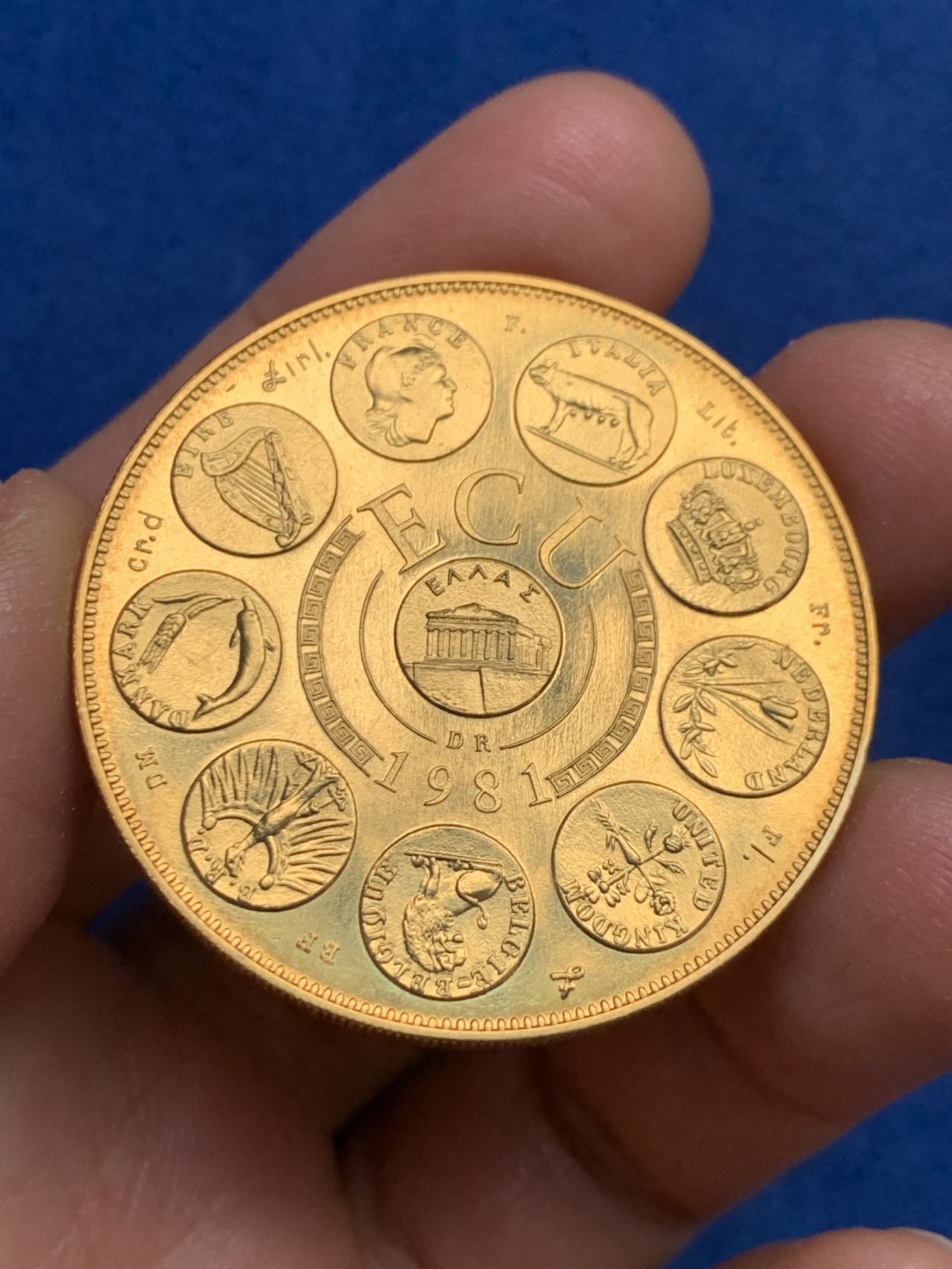 《竞宝斋》第240场-周日，周一 年终尾场 (全场包邮) 法国1981年ECU纪念币 铜或镀金 材质看不清